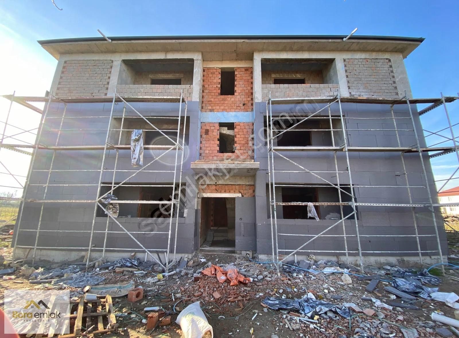 Bora Emlak'dan Yeni Mahalle'de Satılık 1+1 Daire