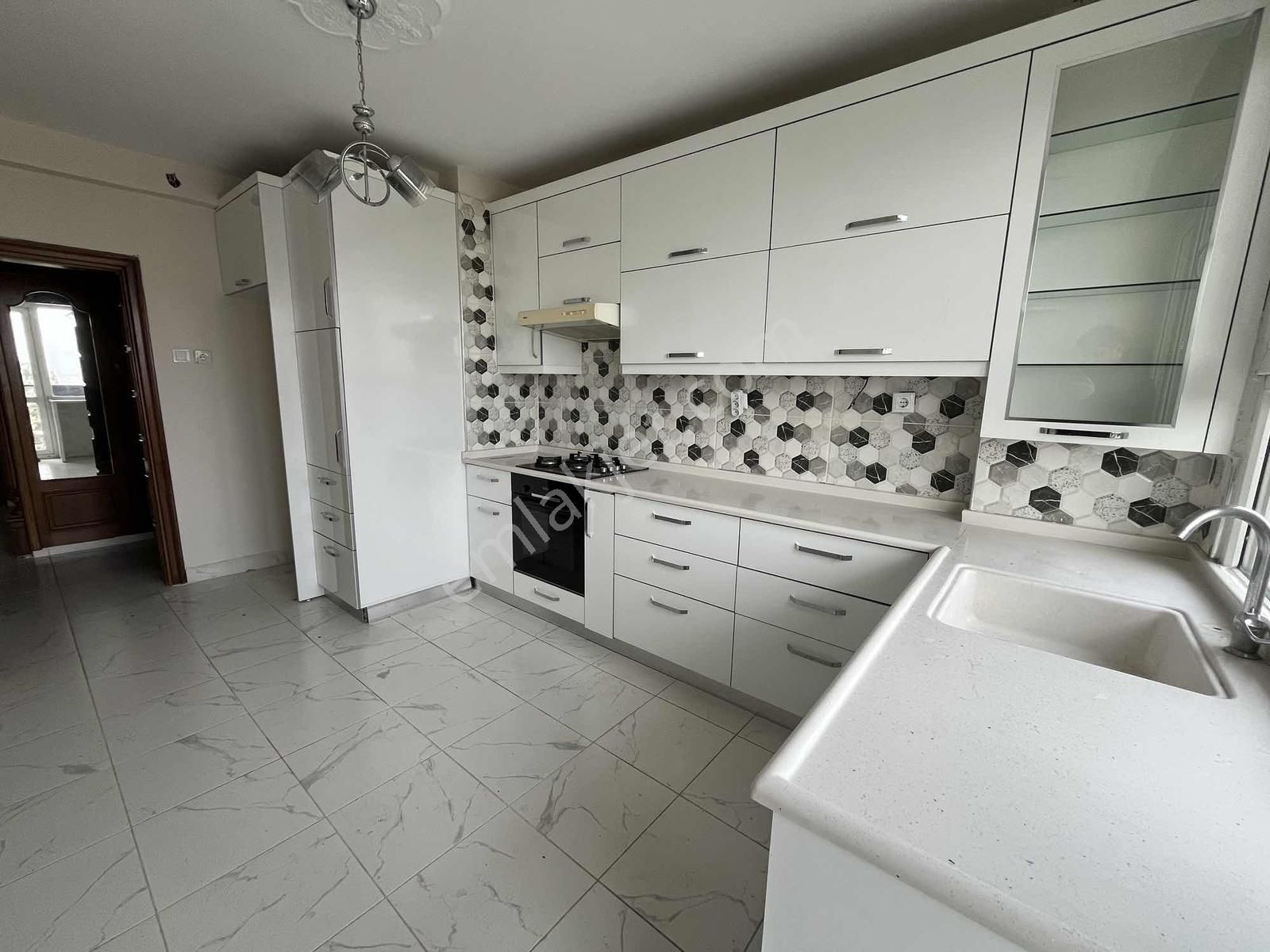 Kükürtlü Mahallesi 3+1 Ara Kat Kiralık Daire - Görsel 2