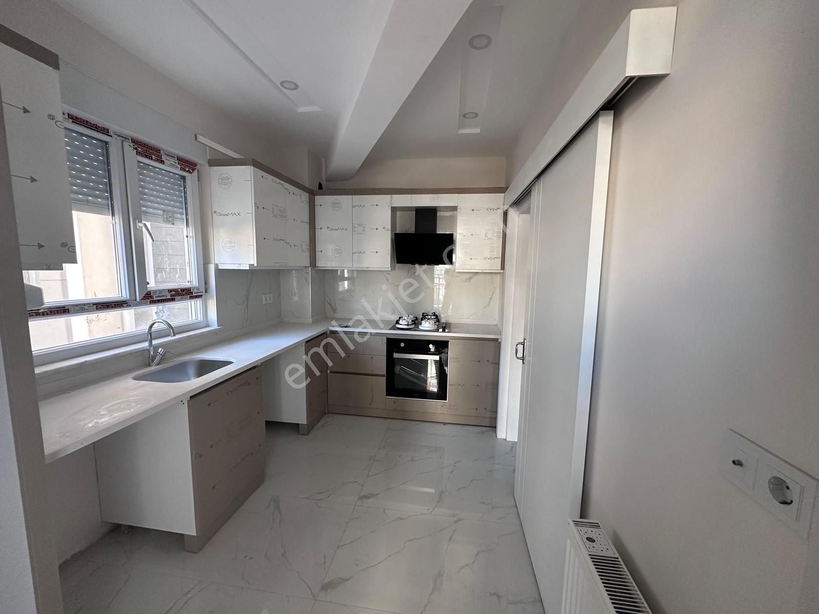 Denize Yürüme Mesafesi Varlık'da Sıfır 3+1 Satılık Ayrı Mutfaklı - Görsel 3