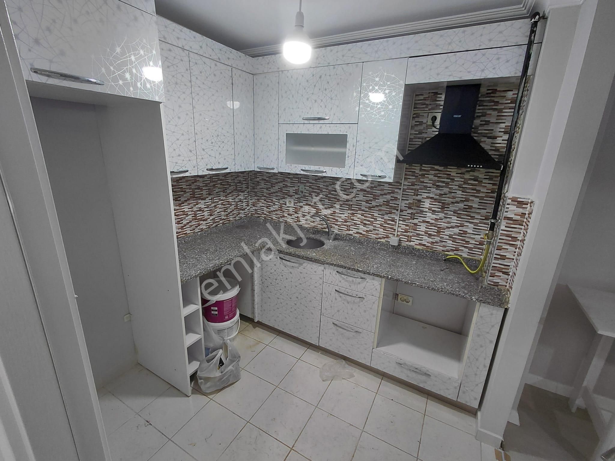 Metro Yakınında - Karanlık Odasız - Arakat