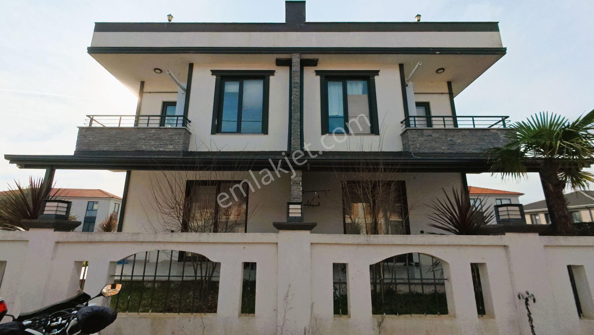 Sakarya Karasu'da Geniş Teraslı Bahçeli 3+1 Dubleks Villa - Görsel 2