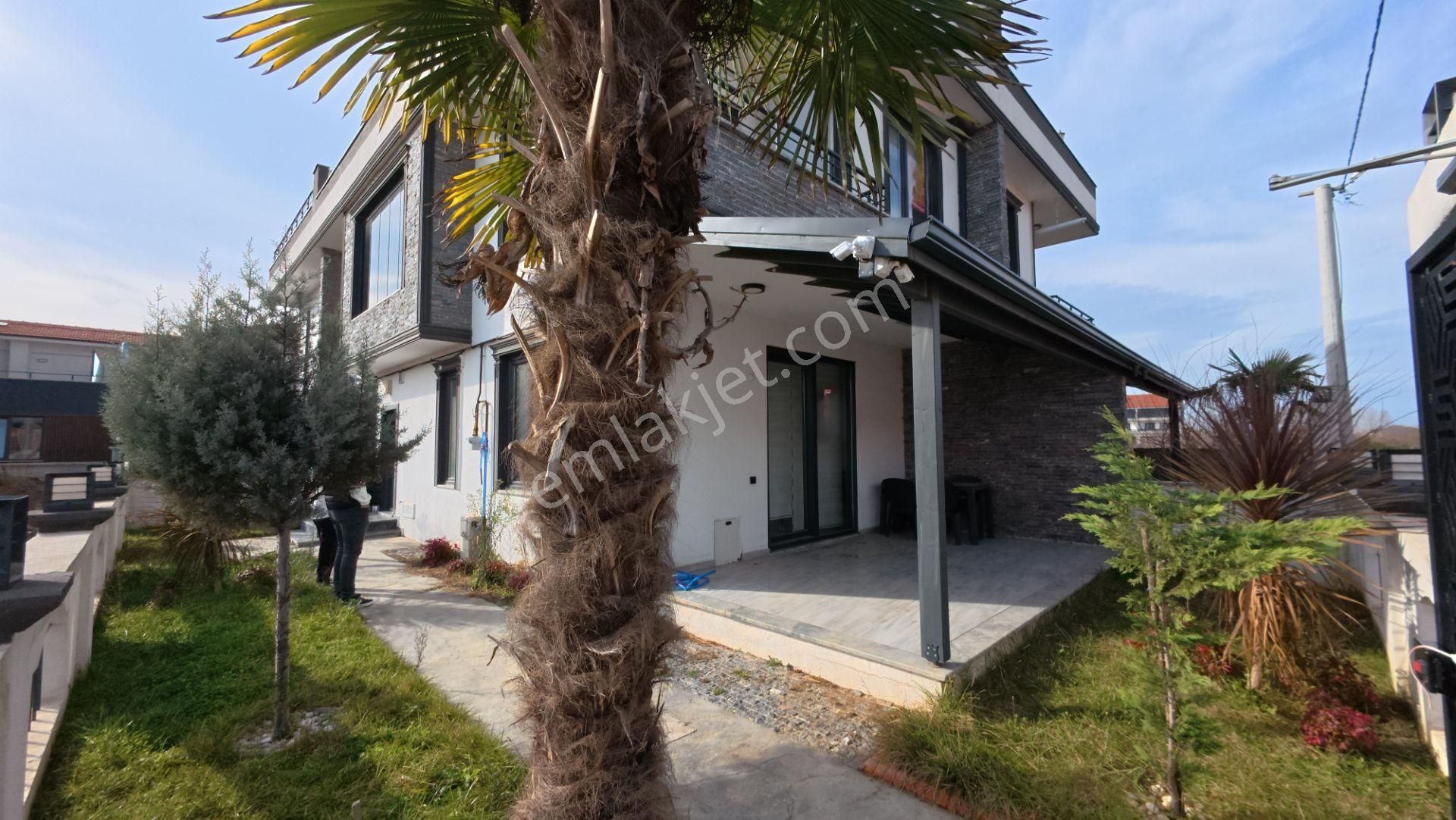 Sakarya Karasu'da Geniş Teraslı Bahçeli 3+1 Dubleks Villa