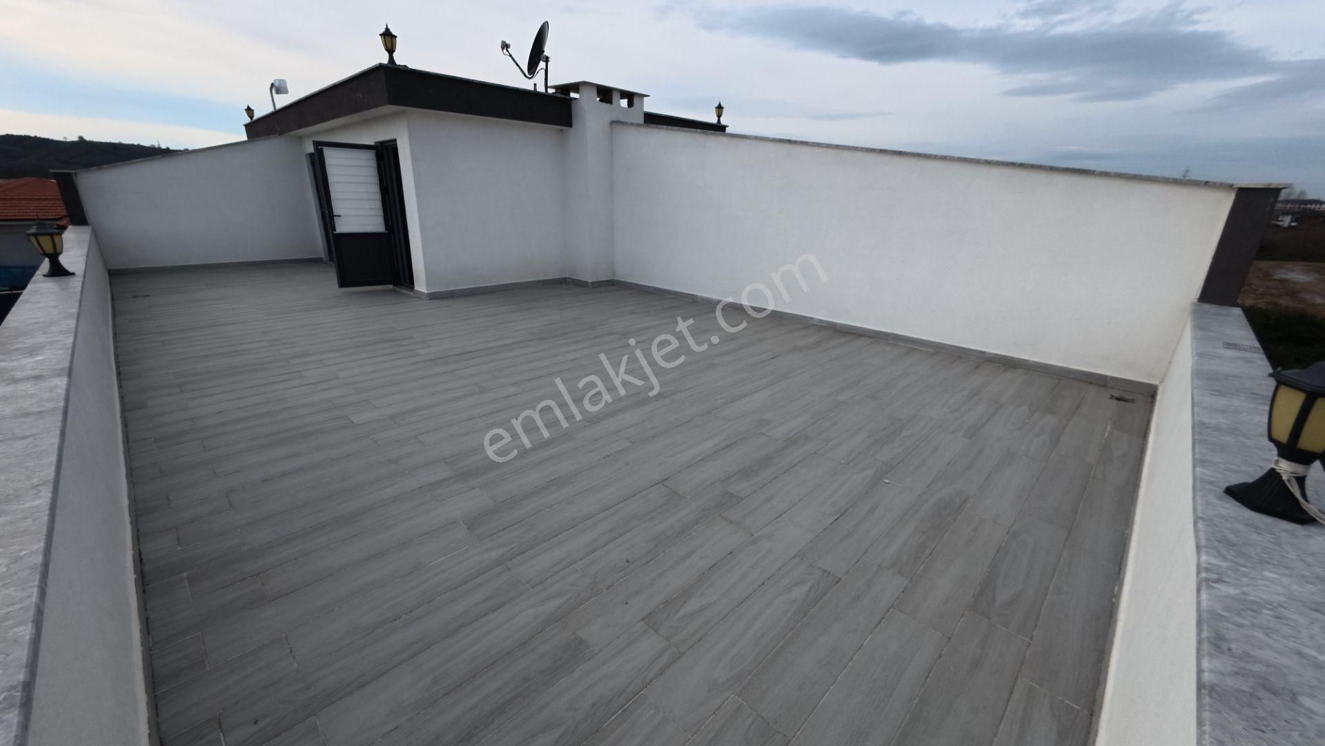 Sakarya Karasu'da Geniş Teraslı Bahçeli 3+1 Dubleks Villa - Görsel 33