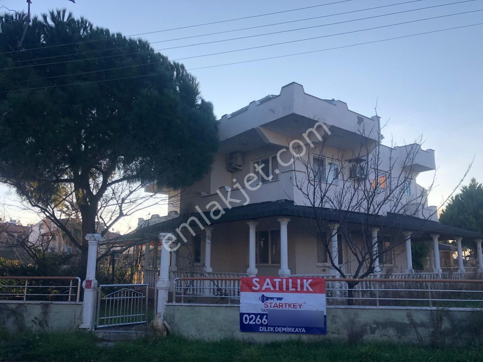 Altınova Öğretmenler Sitesinde Deniz Manzaralı Satılık Villa