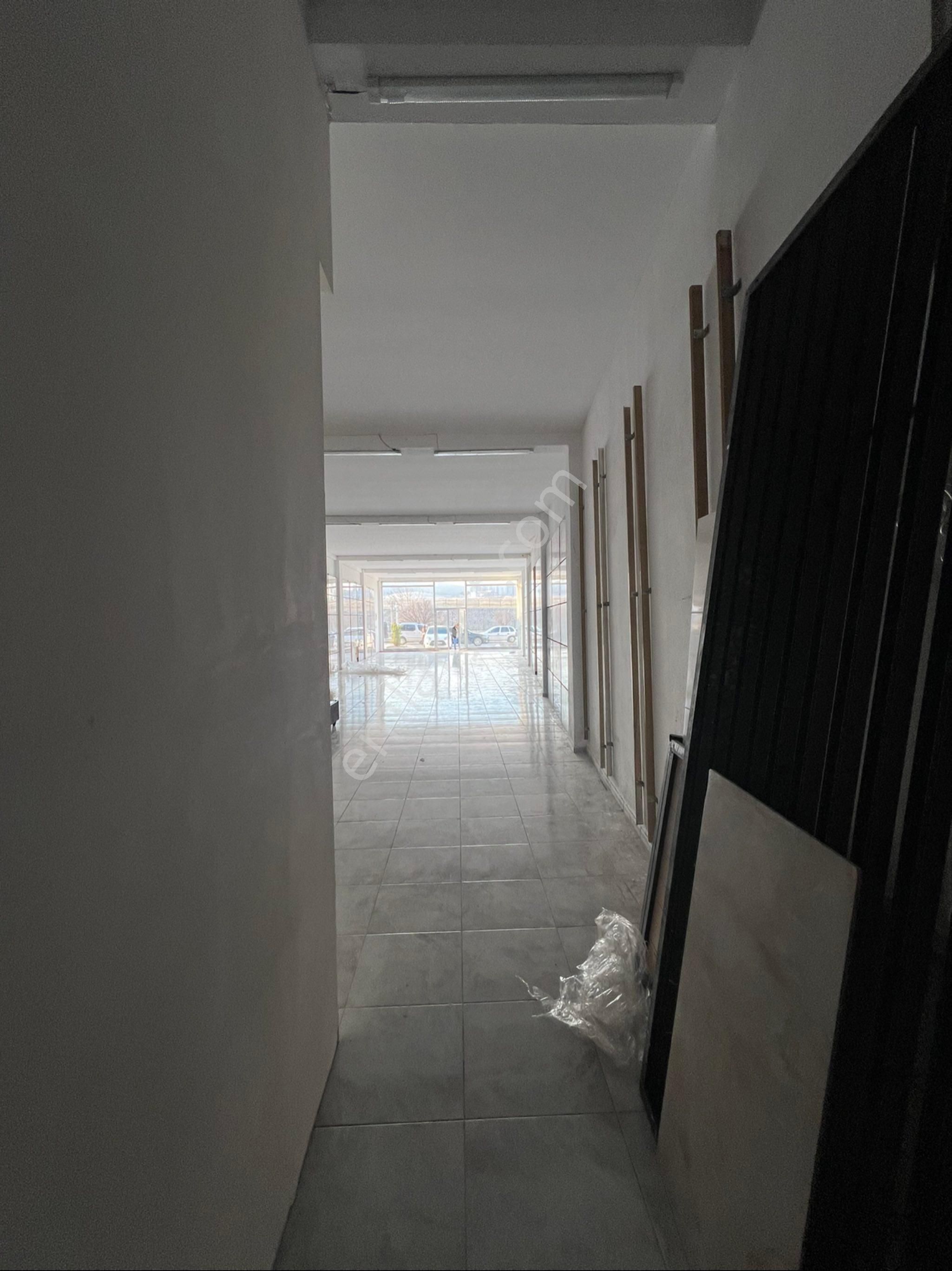 Fıstıklık Mah.işlek Cadde Üzeri Kiralık 400 M2 Dükkan - Görsel 3