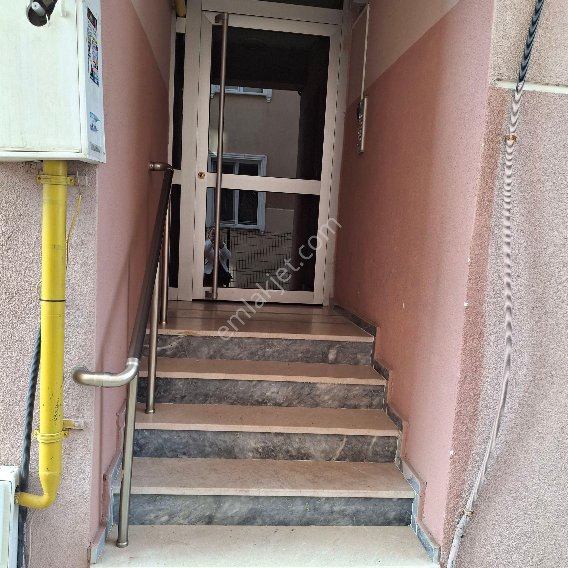 T.dağ Muratlı İstiklal K.pınar Mah'.de Cadde Üzeri Merkezi Konumda (3+1) 3.kat Daire Satılıktır. - Görsel 5