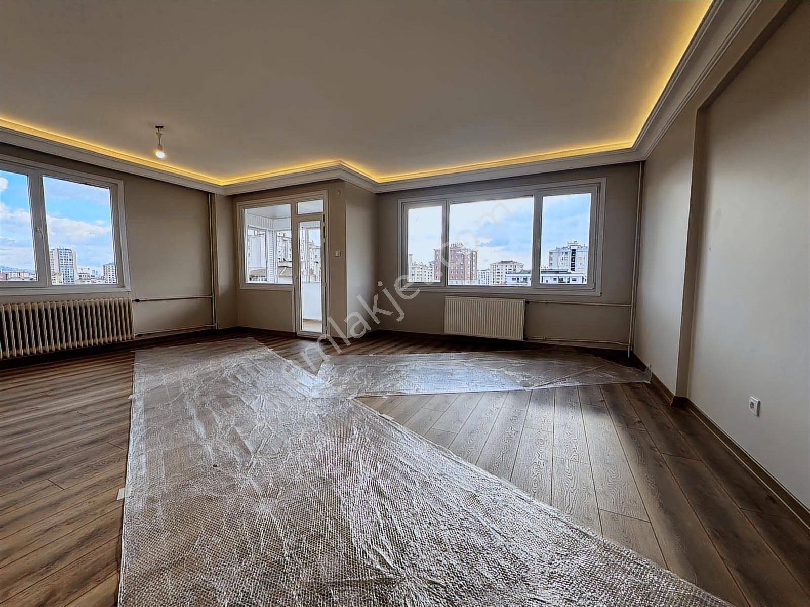 Bayar Caddesin De Kapanmaz Ferahlıkta Çift Balkonlu Net 110m2