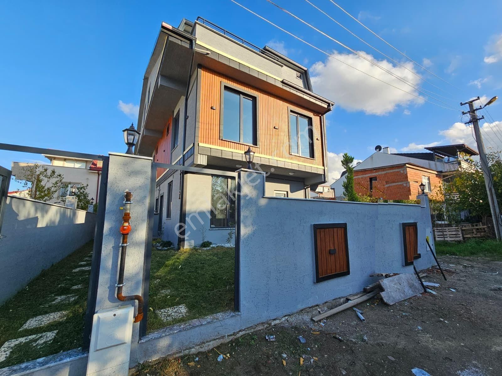 Deniz'den Kocaali Saakrya'da 3+1 Merkezde,giyinme Odalı,ebeveyn Banyolu Villa