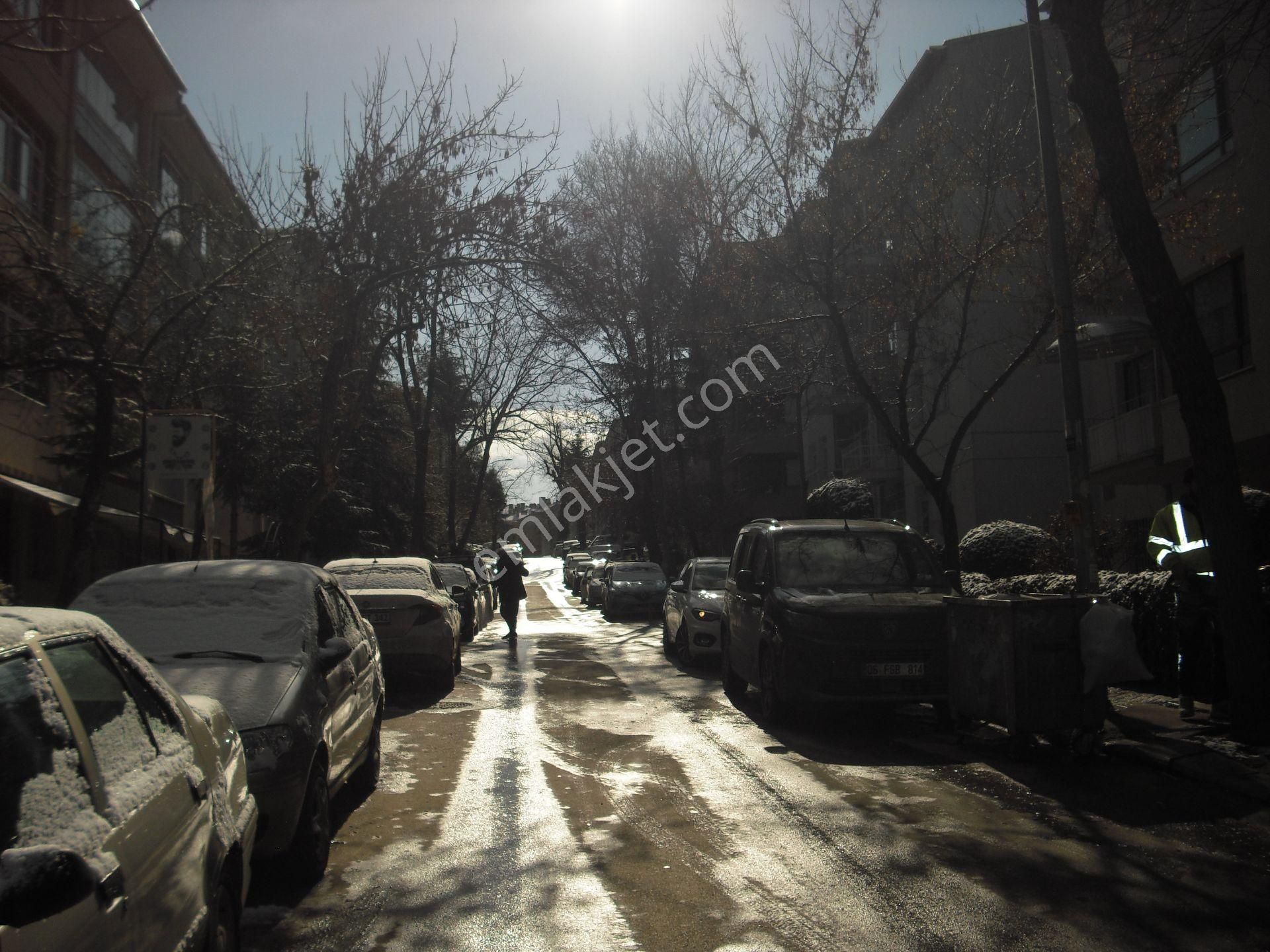 Dikmen Ç.emeç Bulv. Çok Yakın 2+1 Kombili Yüksek Giriş Batı Cephesi - Görsel 15