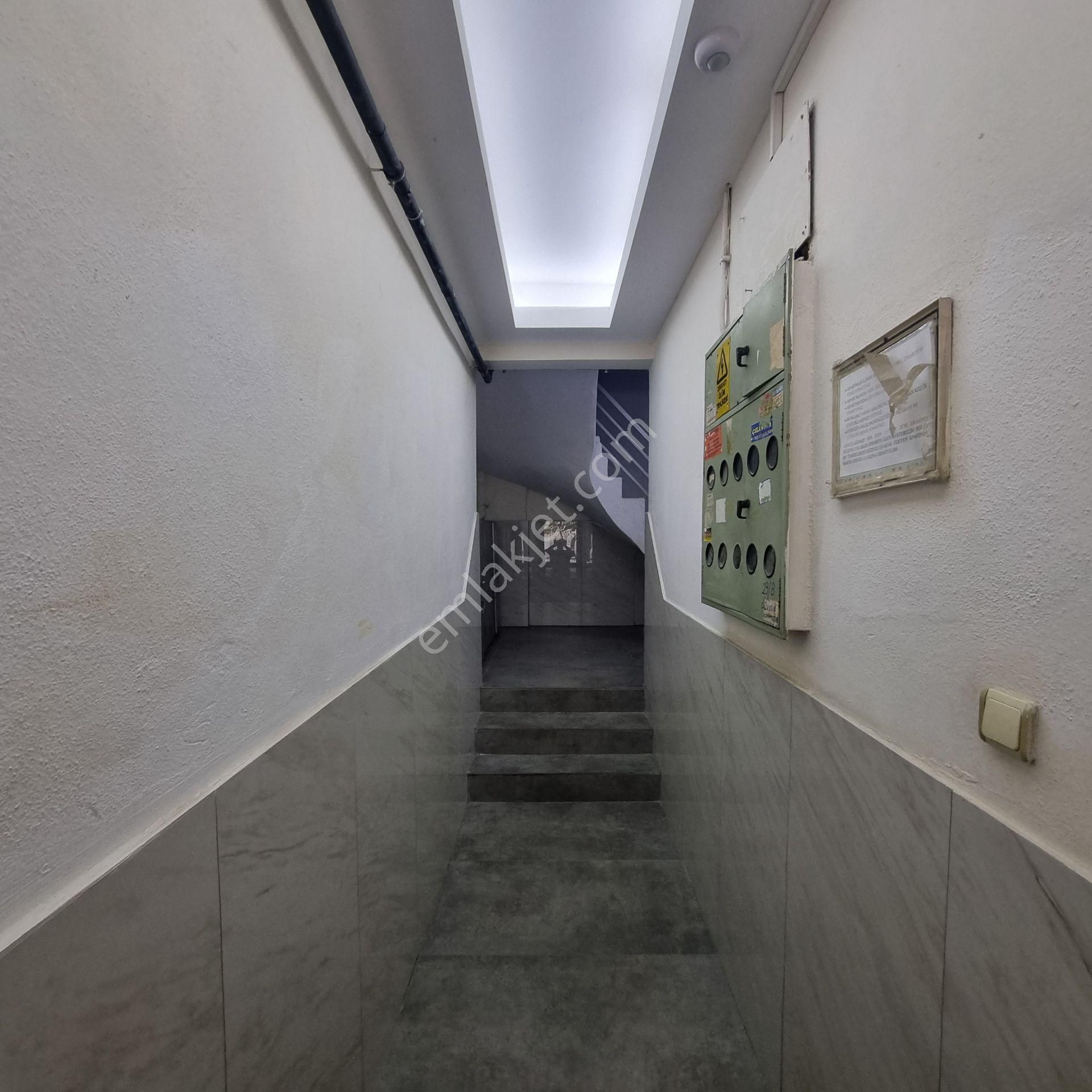 Buca Efeler Mahallesinde Merkezi Konumlu Kiralık 3+1 Daire - Görsel 2