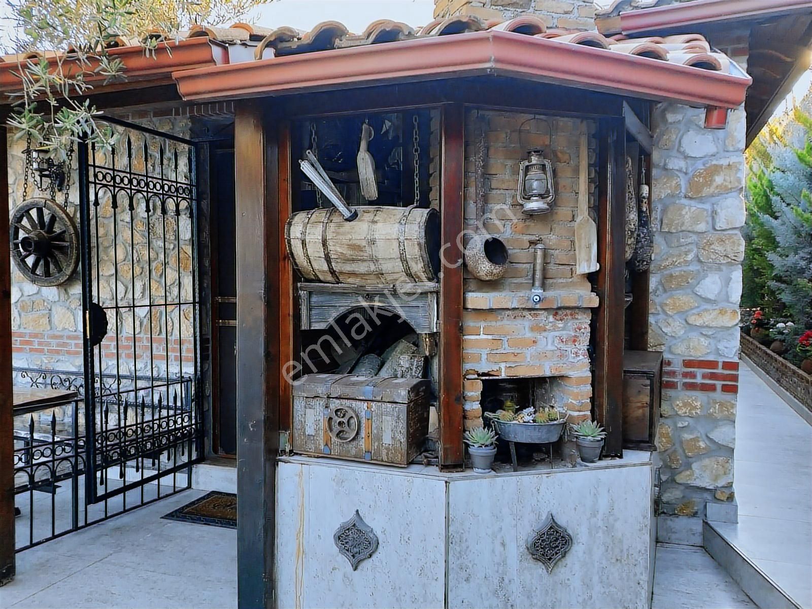 Güre Kavurmacılar'da Eşsiz Manzaralı Satılık Hakiki Taş Ev