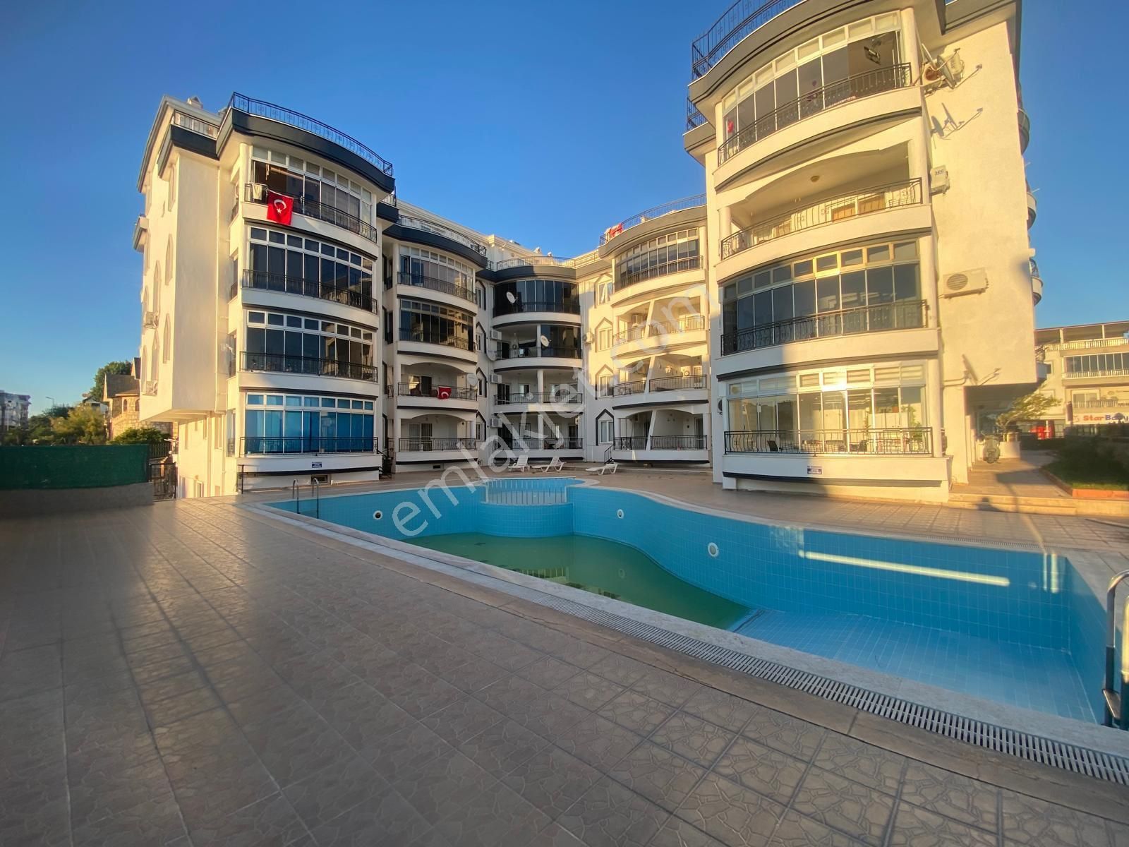 Efeler’de Havuzlu Site İçerisinde 2+1 Daire