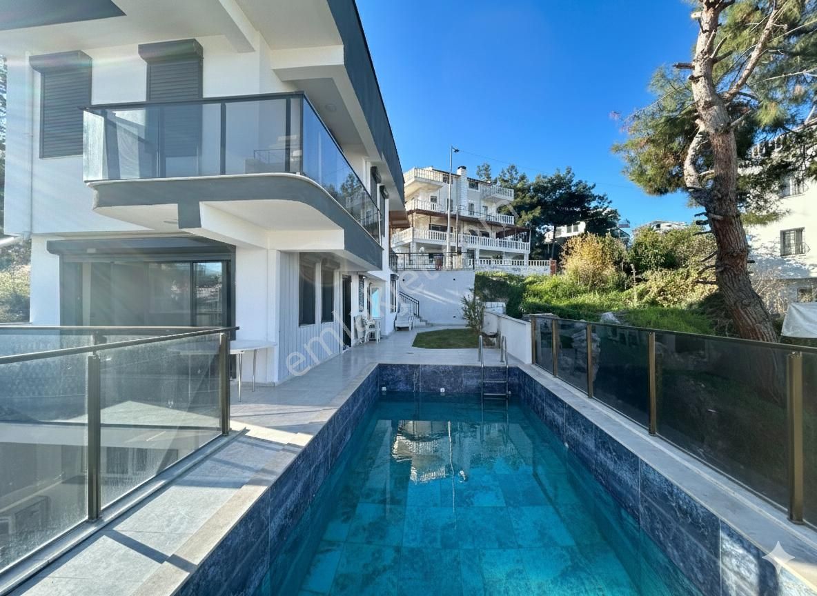 Kuşadası'nda Deniz Manzaralı, Özel Havuzlu, Bahçeli, 4+1 Trıplex Vılla - Görsel 3