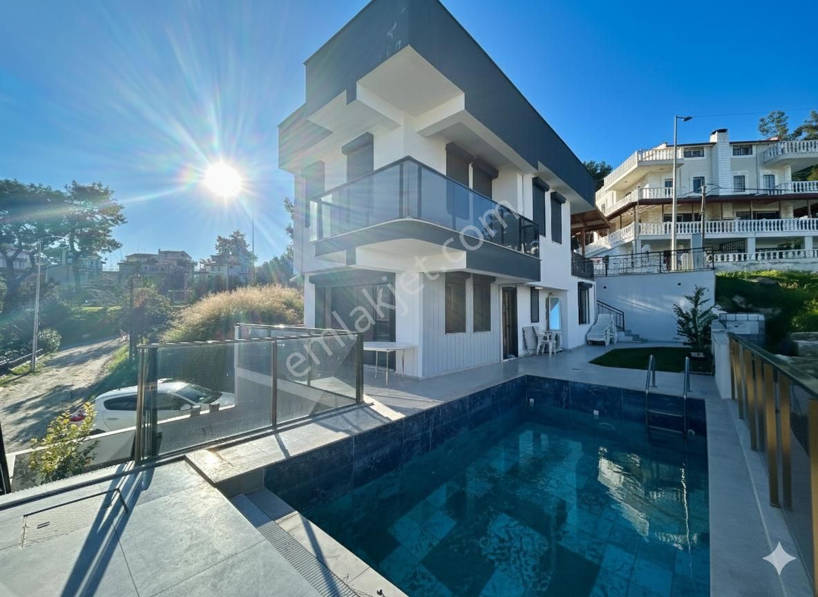 Kuşadası'nda Deniz Manzaralı, Özel Havuzlu, Bahçeli, 4+1 Trıplex Vılla