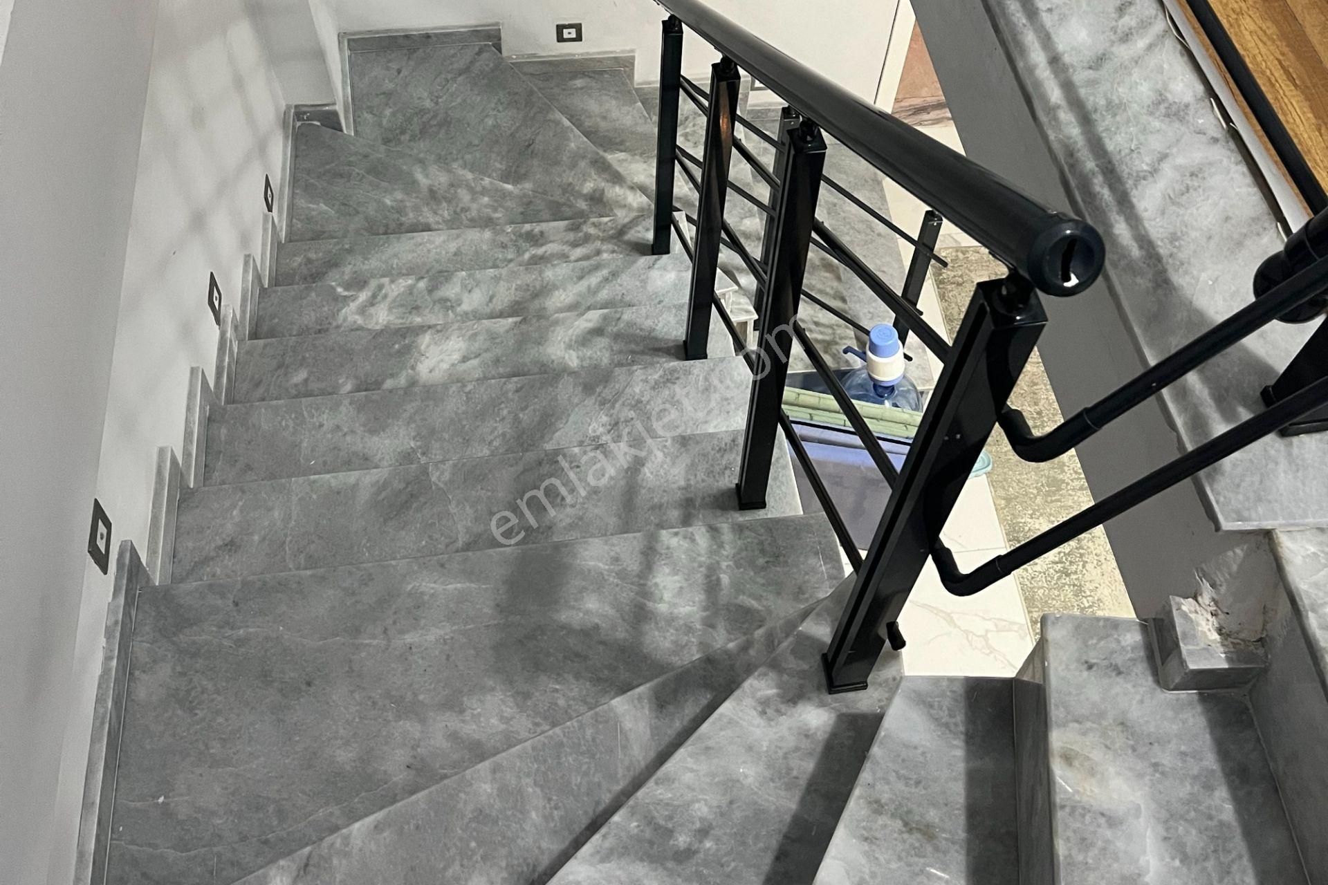 Kuşadası'nda Deniz Manzaralı, Özel Havuzlu, Bahçeli, 4+1 Trıplex Vılla - Görsel 20