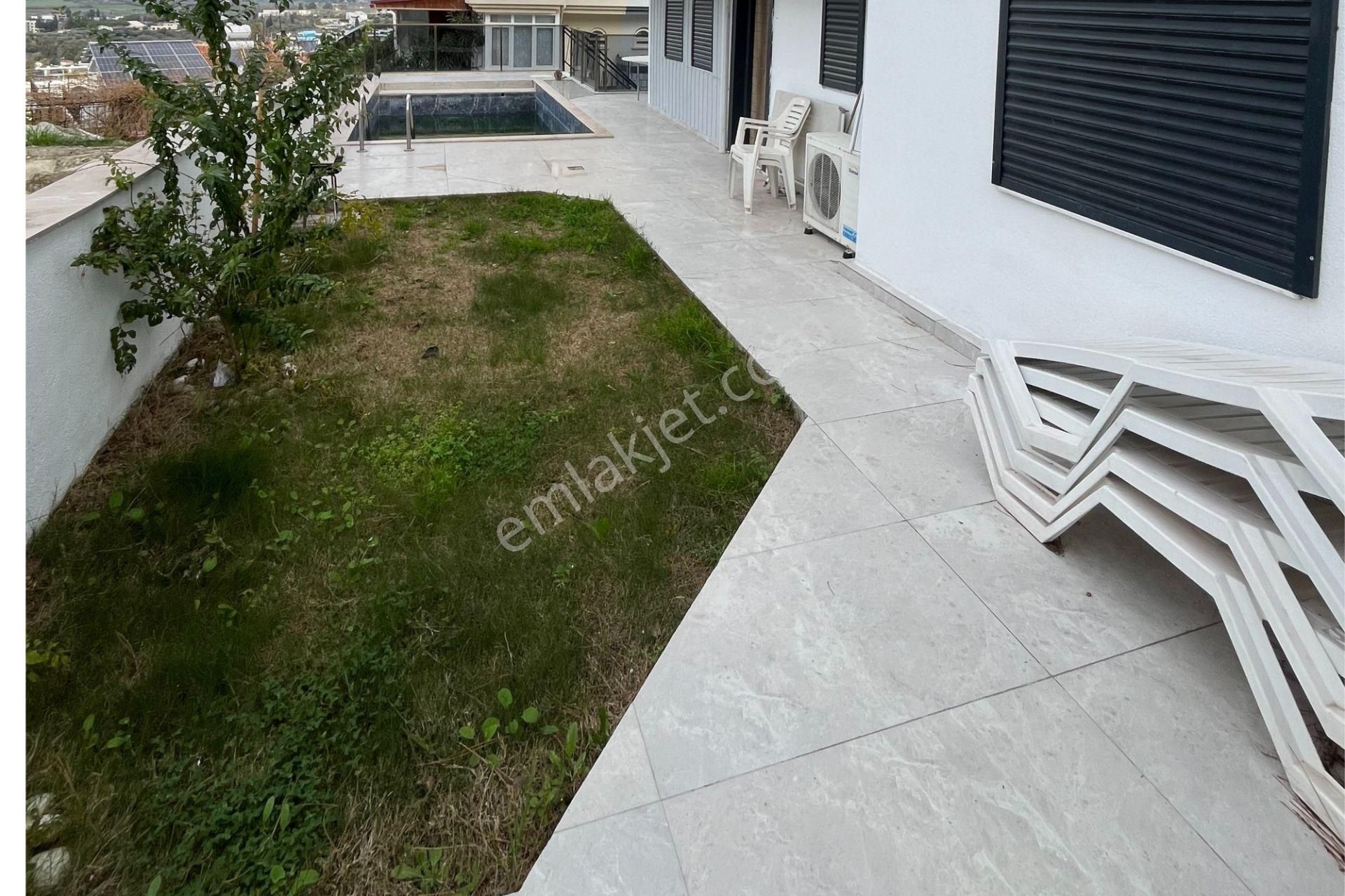 Kuşadası'nda Deniz Manzaralı, Özel Havuzlu, Bahçeli, 4+1 Trıplex Vılla - Görsel 8