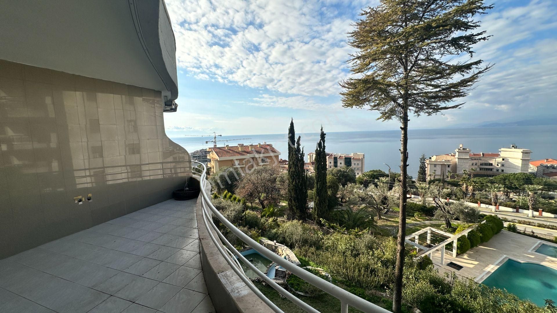 Kuşadası Marina Bölgesi İmbat Sitesinde Deniz Manzaralı Kiralık 2+1