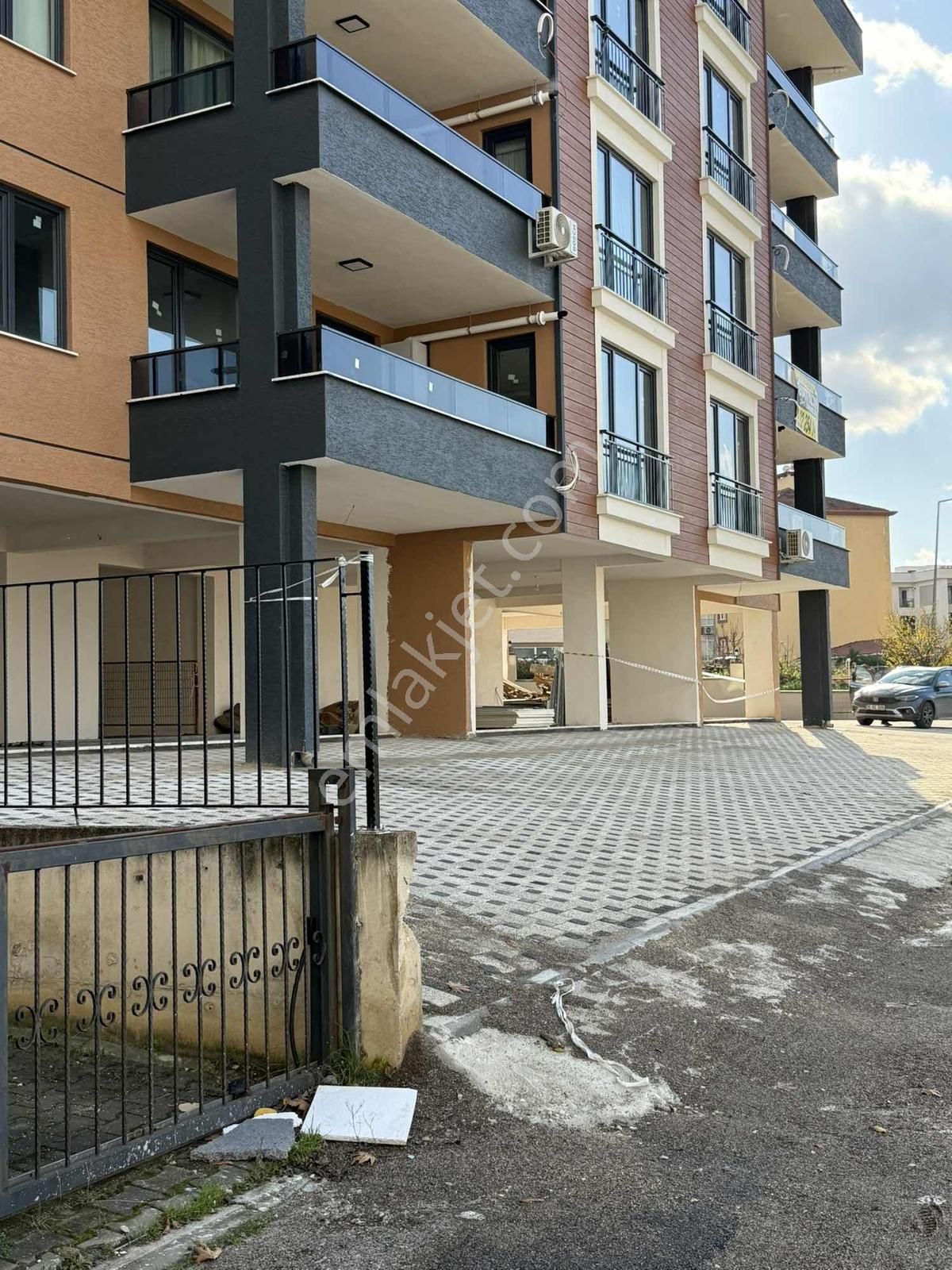 Üçevlerde Sıfır Bahçeli Otoparklı Büyük Lüks Satılık 3+1 Daire - Görsel 28
