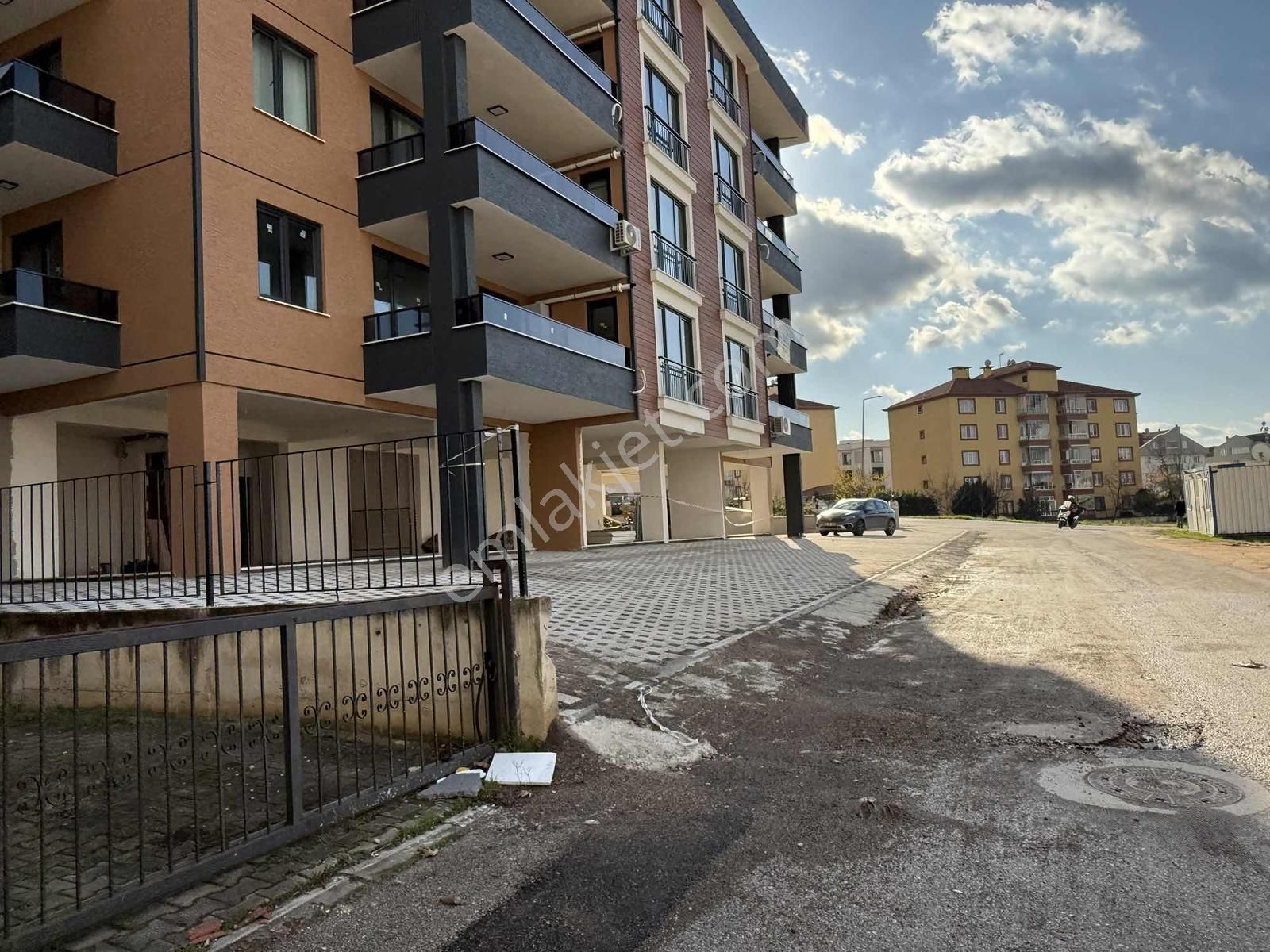 Üçevlerde Sıfır Bahçeli Otoparklı Büyük Lüks Satılık 3+1 Daire - Görsel 32