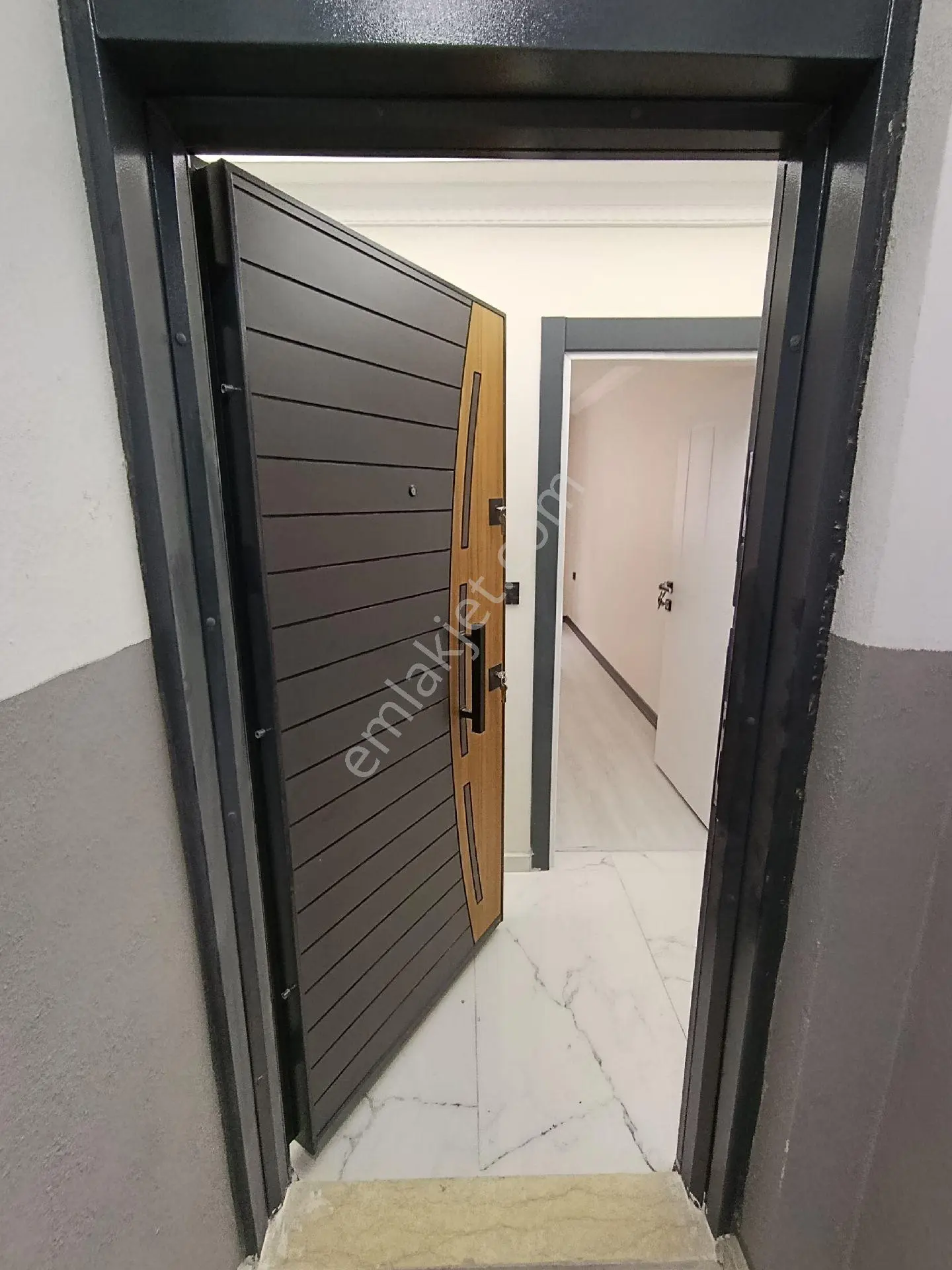 Arnavutköy Nenehatunda Sitede Satılık 2+1 Ara Kat Daire