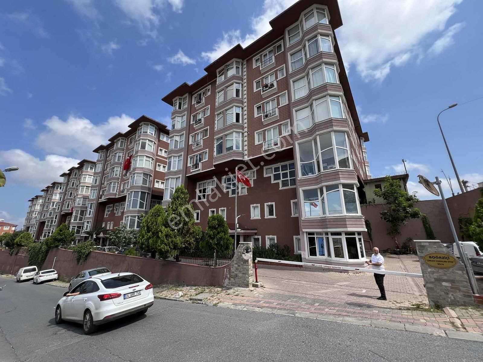 Bosna Bulvarında Cadde Üstünde Sitede Geniş 3+1 Satılık Daire
