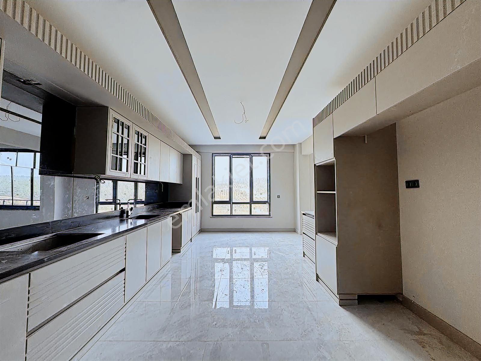 Sancaktepe'de Sıfır Orman Manzaralı Ultura Lüks 4,5+1 Daire