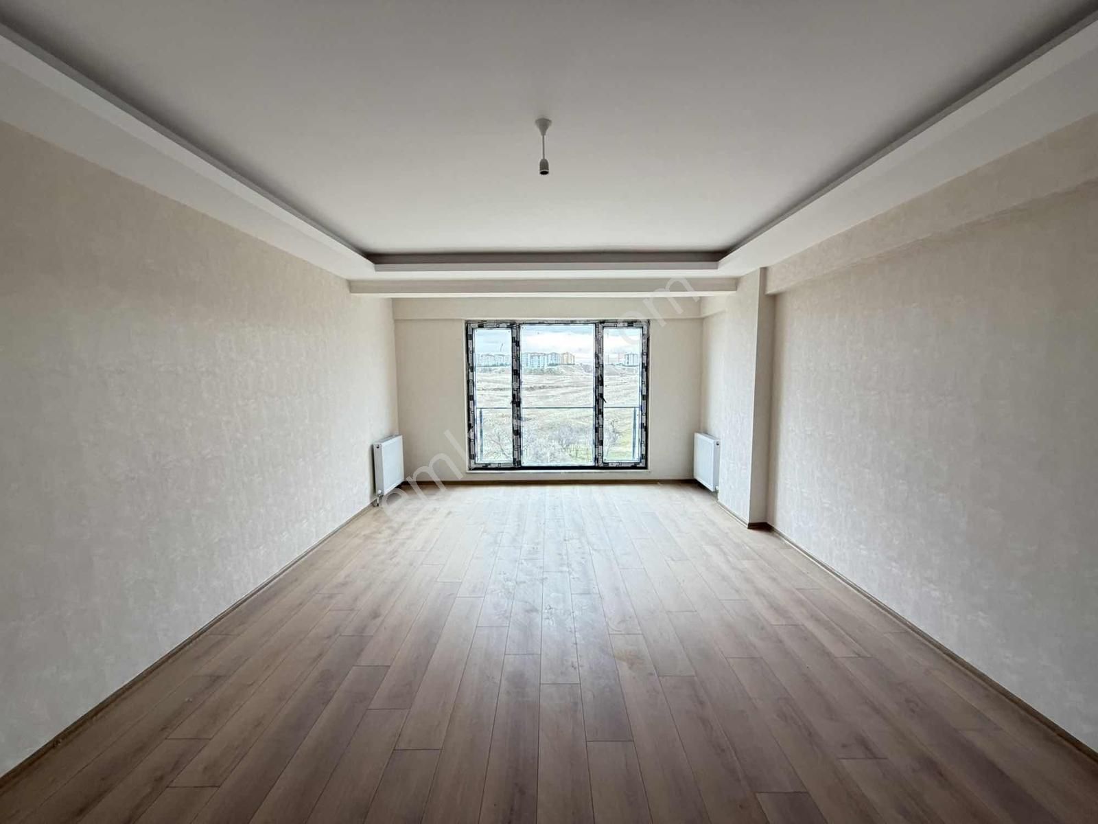 Tuna Gayrimenkul / 4+1 / Ara Kat / Güney Batı Cephe / Site