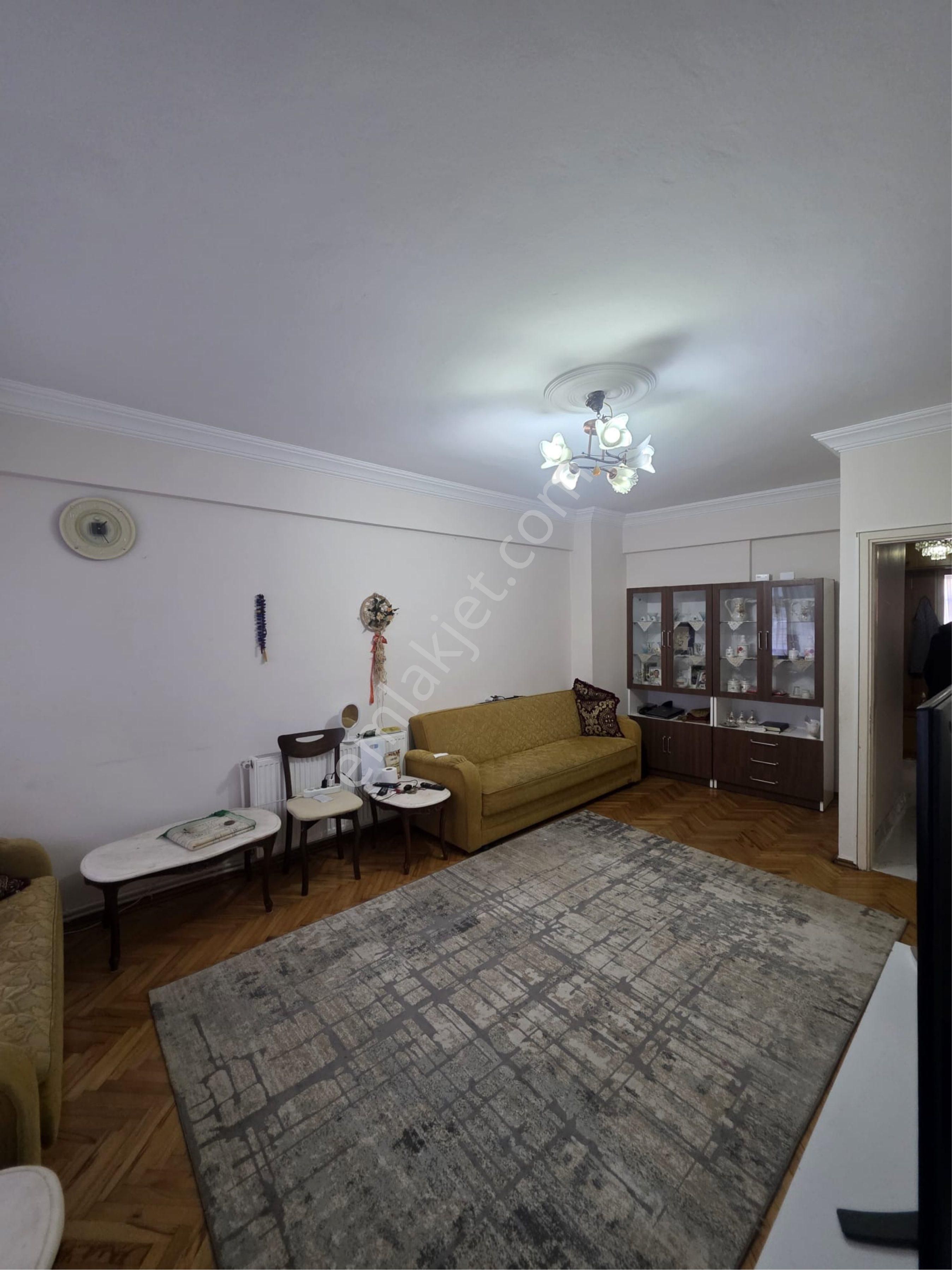 Saadet Caddesinde İci Temiz Satılık Daire - Görsel 4