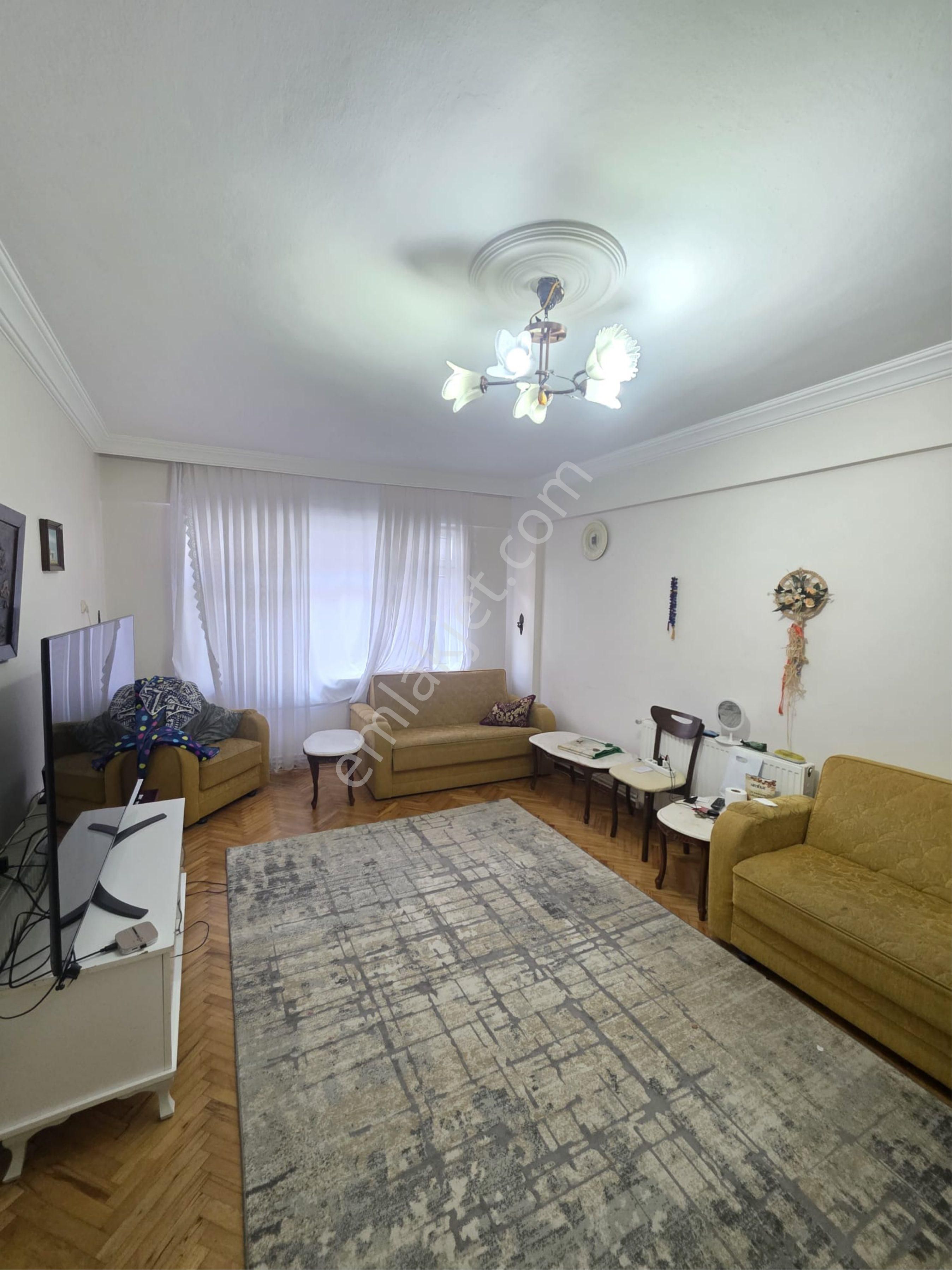 Saadet Caddesinde İci Temiz Satılık Daire - Görsel 12