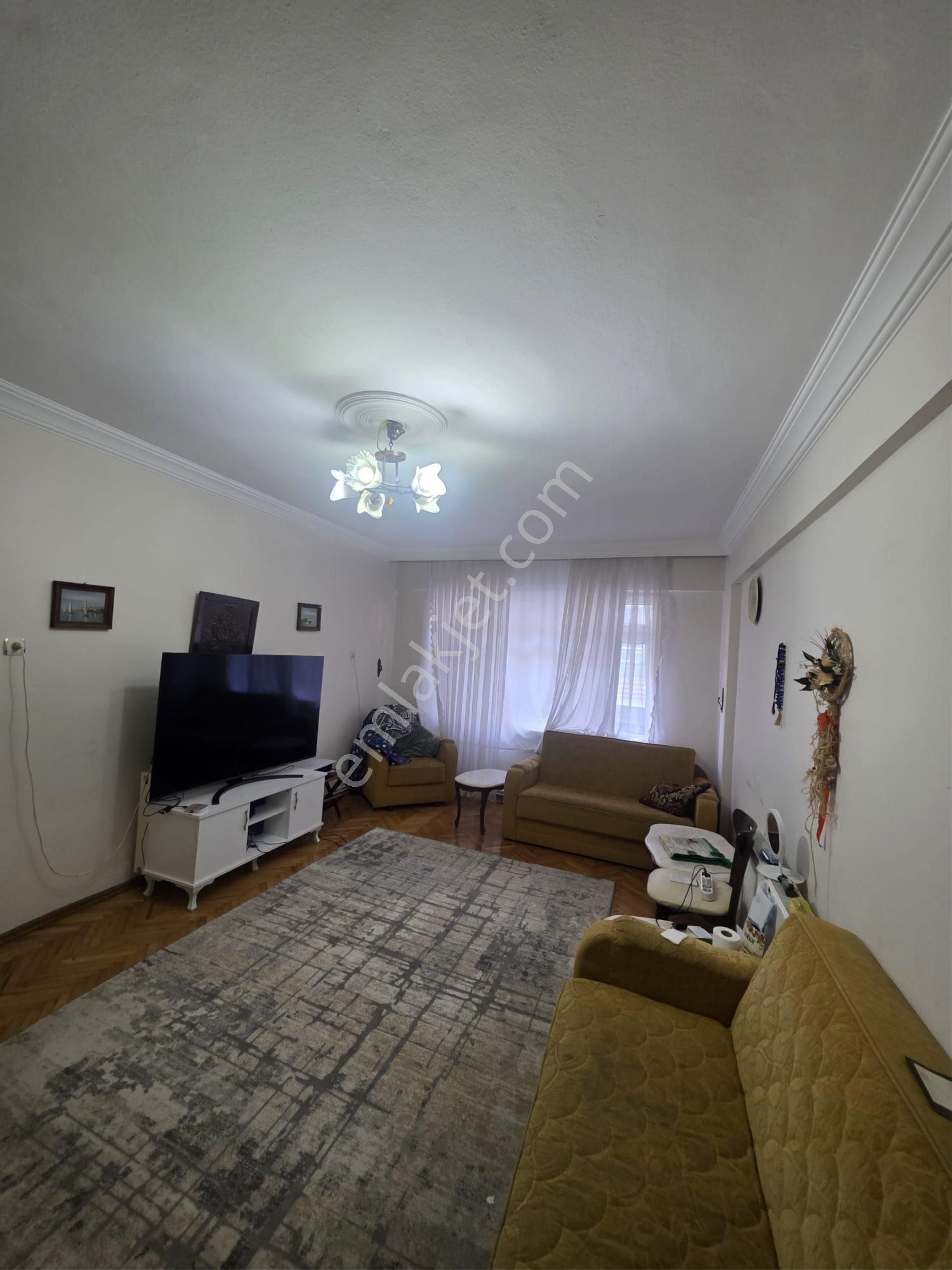 Saadet Caddesinde İci Temiz Satılık Daire