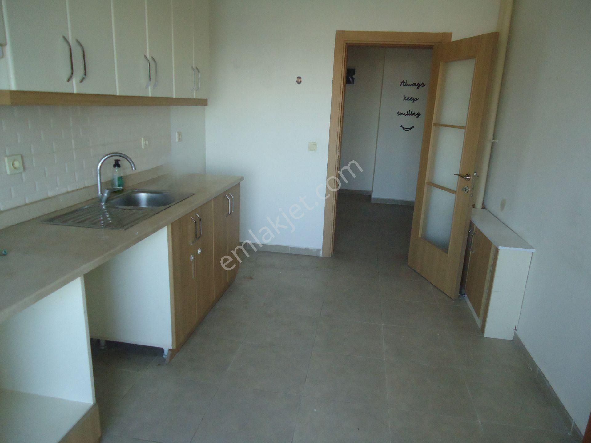 Krc'den Merkezi Konumda Katta Manzaralı Kiralık 3+1 Daire - Görsel 8