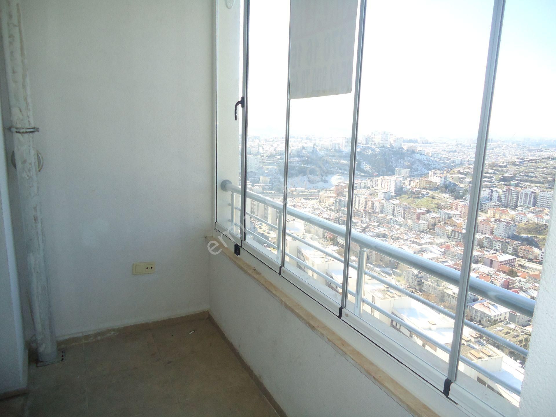 Krc'den Merkezi Konumda Katta Manzaralı Kiralık 3+1 Daire - Görsel 10