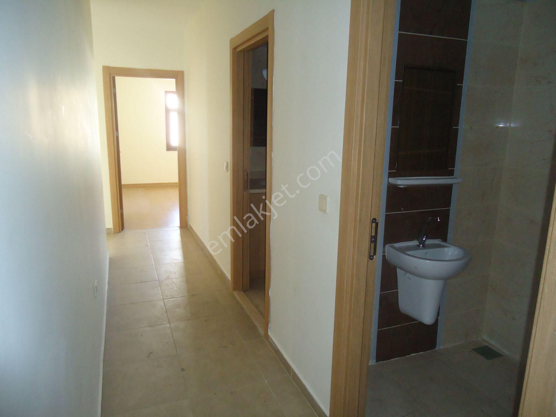 Krc'den Merkezi Konumda Katta Manzaralı Kiralık 3+1 Daire - Görsel 6