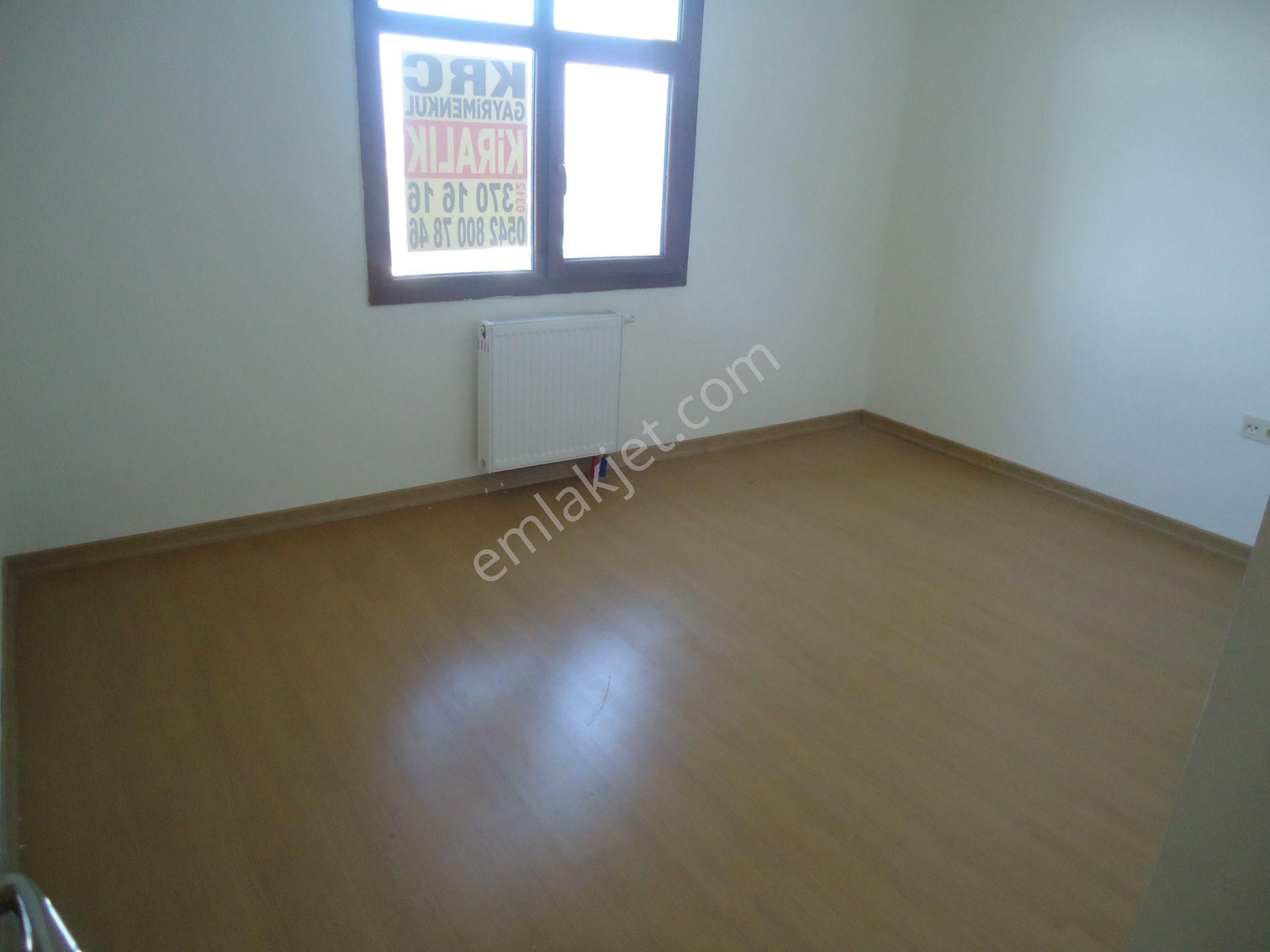 Krc'den Merkezi Konumda Katta Manzaralı Kiralık 3+1 Daire - Görsel 16