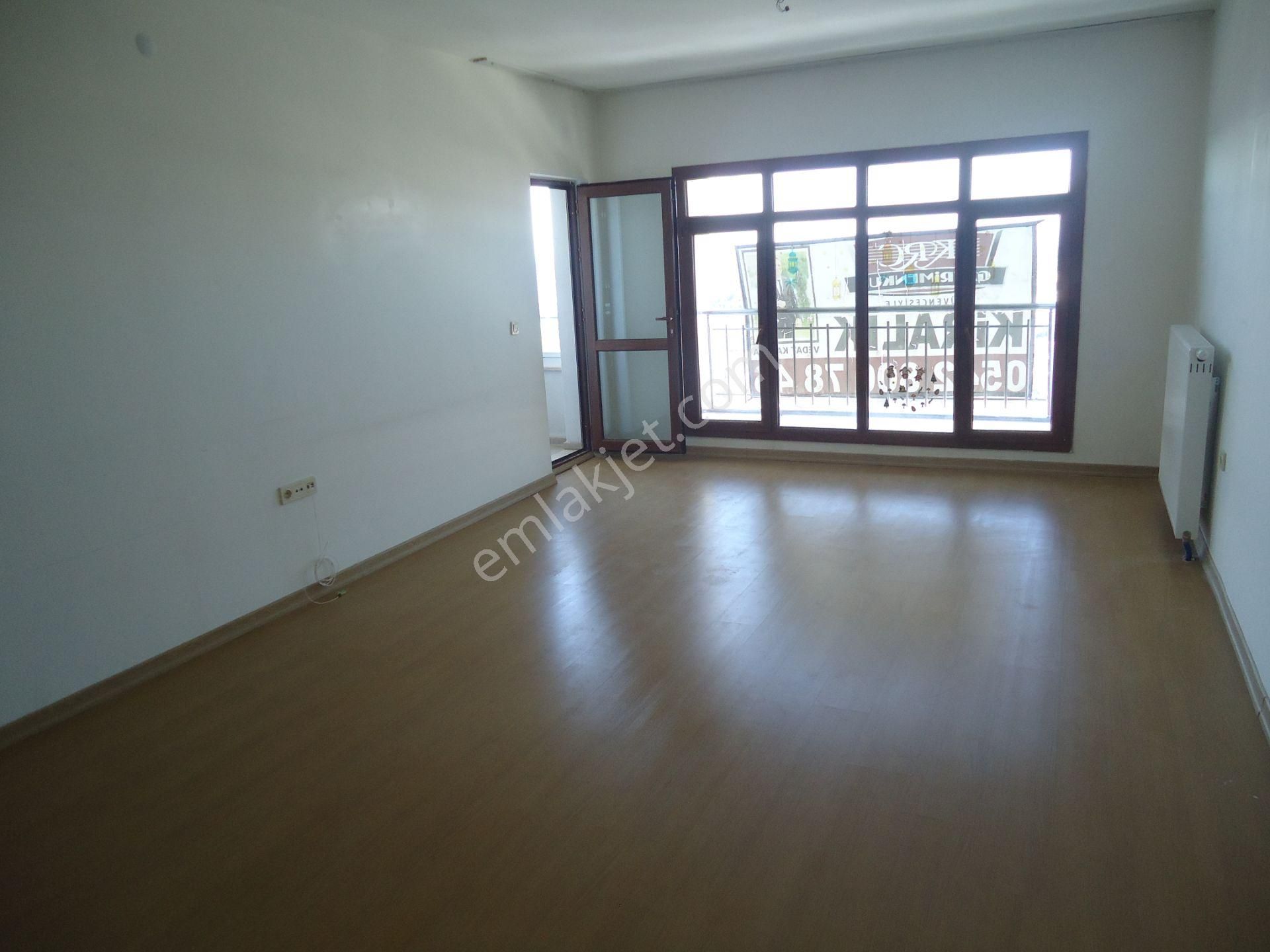 Krc'den Merkezi Konumda Katta Manzaralı Kiralık 3+1 Daire - Görsel 12