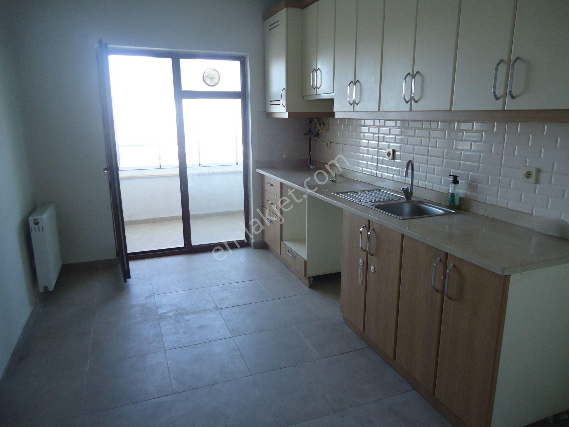 Krc'den Merkezi Konumda Katta Manzaralı Kiralık 3+1 Daire