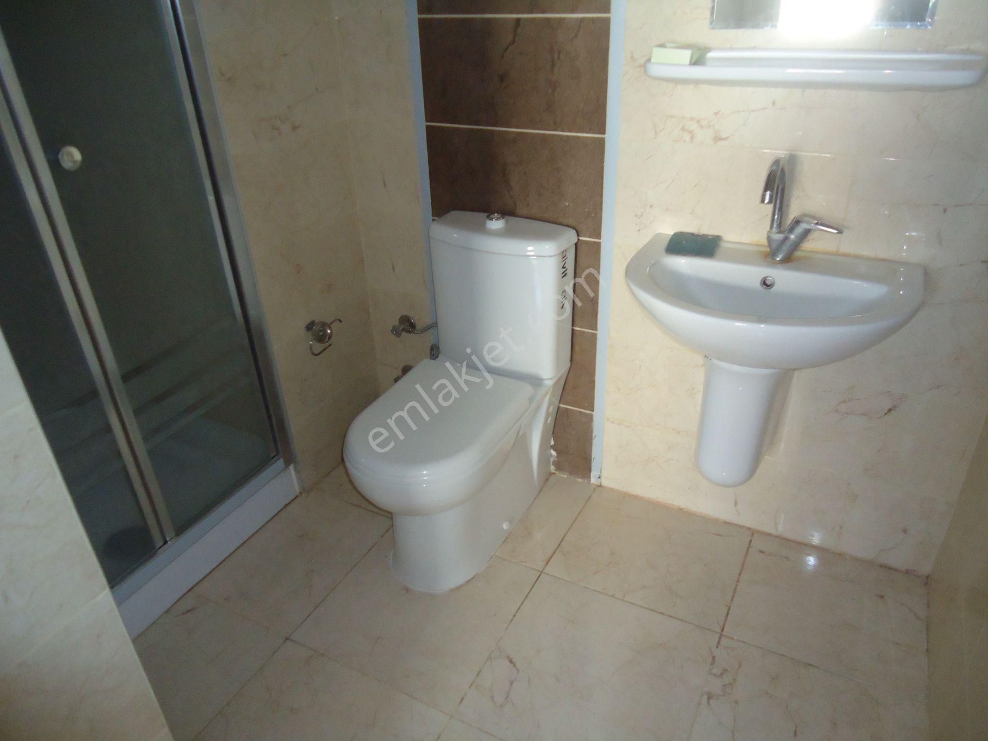 Krc'den Merkezi Konumda Katta Manzaralı Kiralık 3+1 Daire - Görsel 14