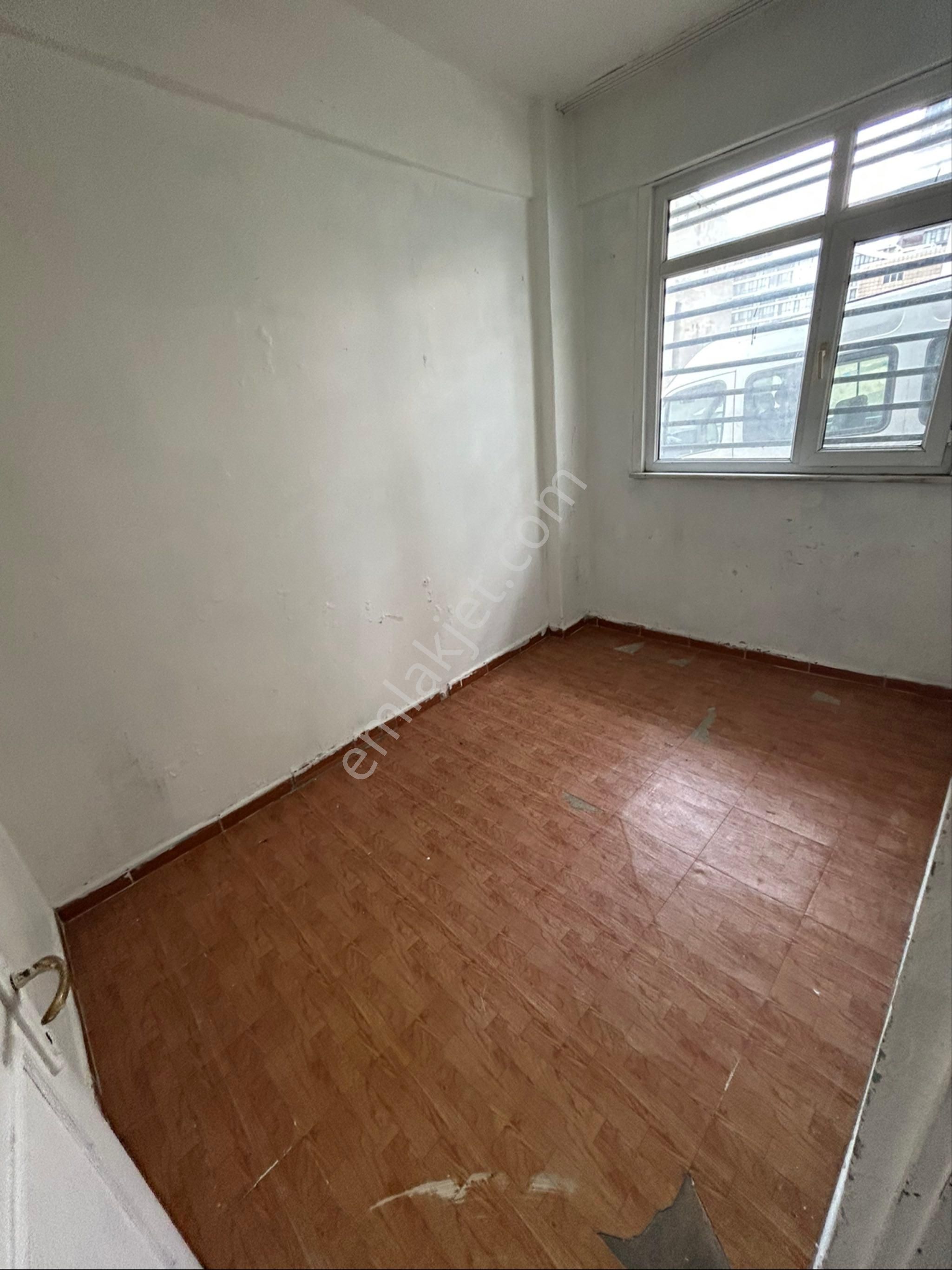 15 Temmuz Metroya Yürüme Mesafesinde Kiralık 2+1 Doğalgaz Sobalı Daire