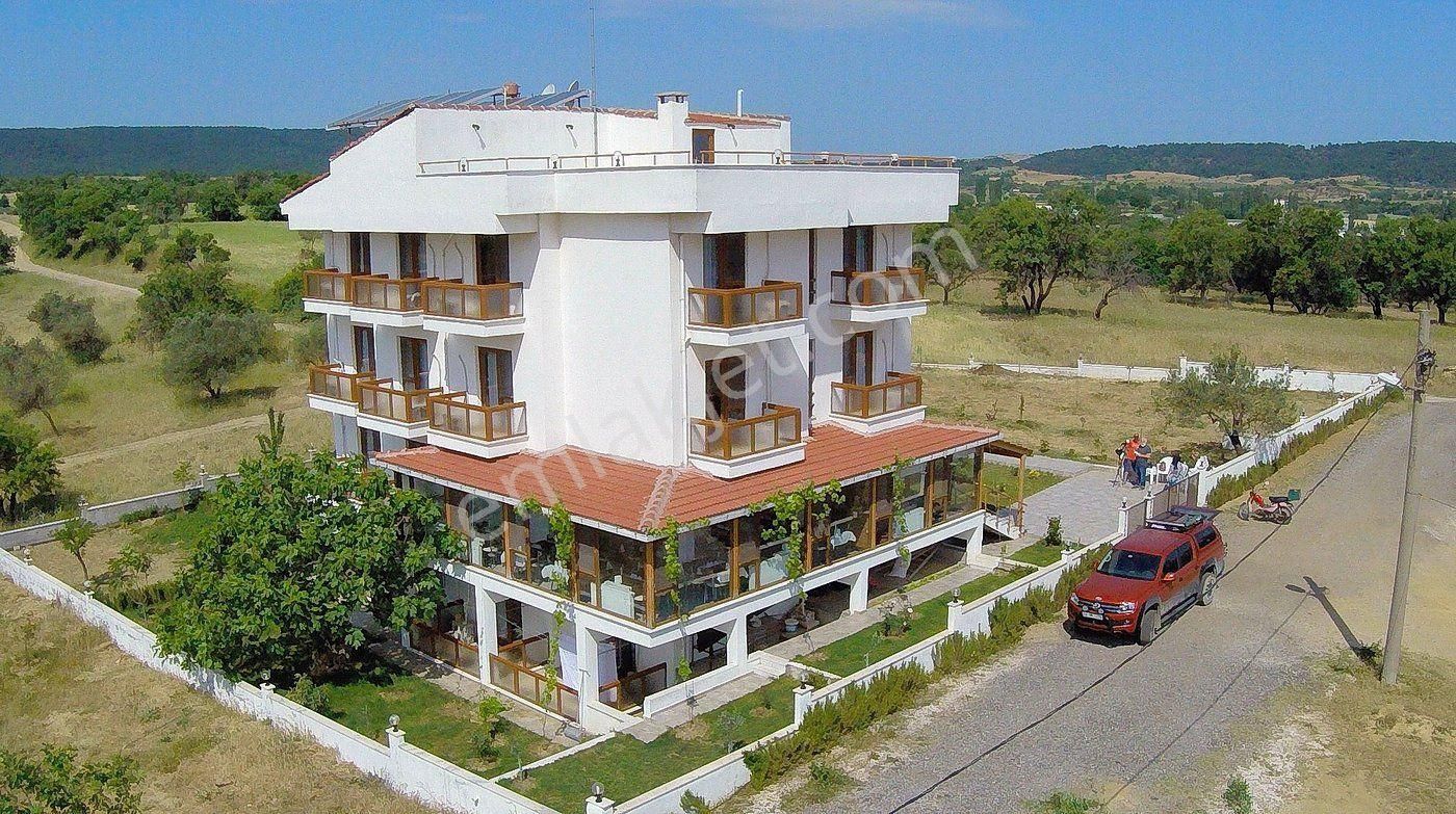 Eceabat Deniz Manzaralı 24 Odalı Otel + 712 M² İmarlı Arsa – Tarih Ve Turizm Cenneti!