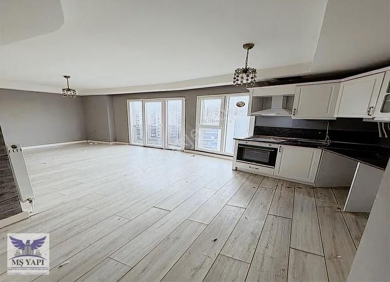 Metrobüse Yakın İşlek Cadde Üzeri Balkonlu 1+1 Kiralık