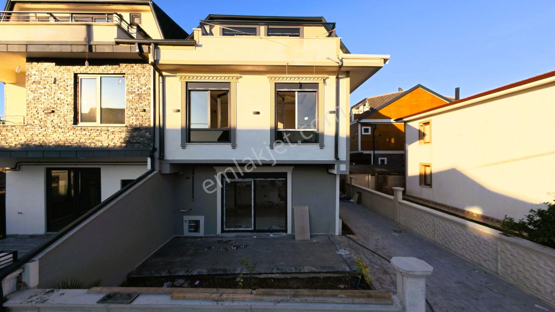 Kocaali De Deniz Manzarasına Sahip Geniş Bahçeli 4+1 Villa - Görsel 2