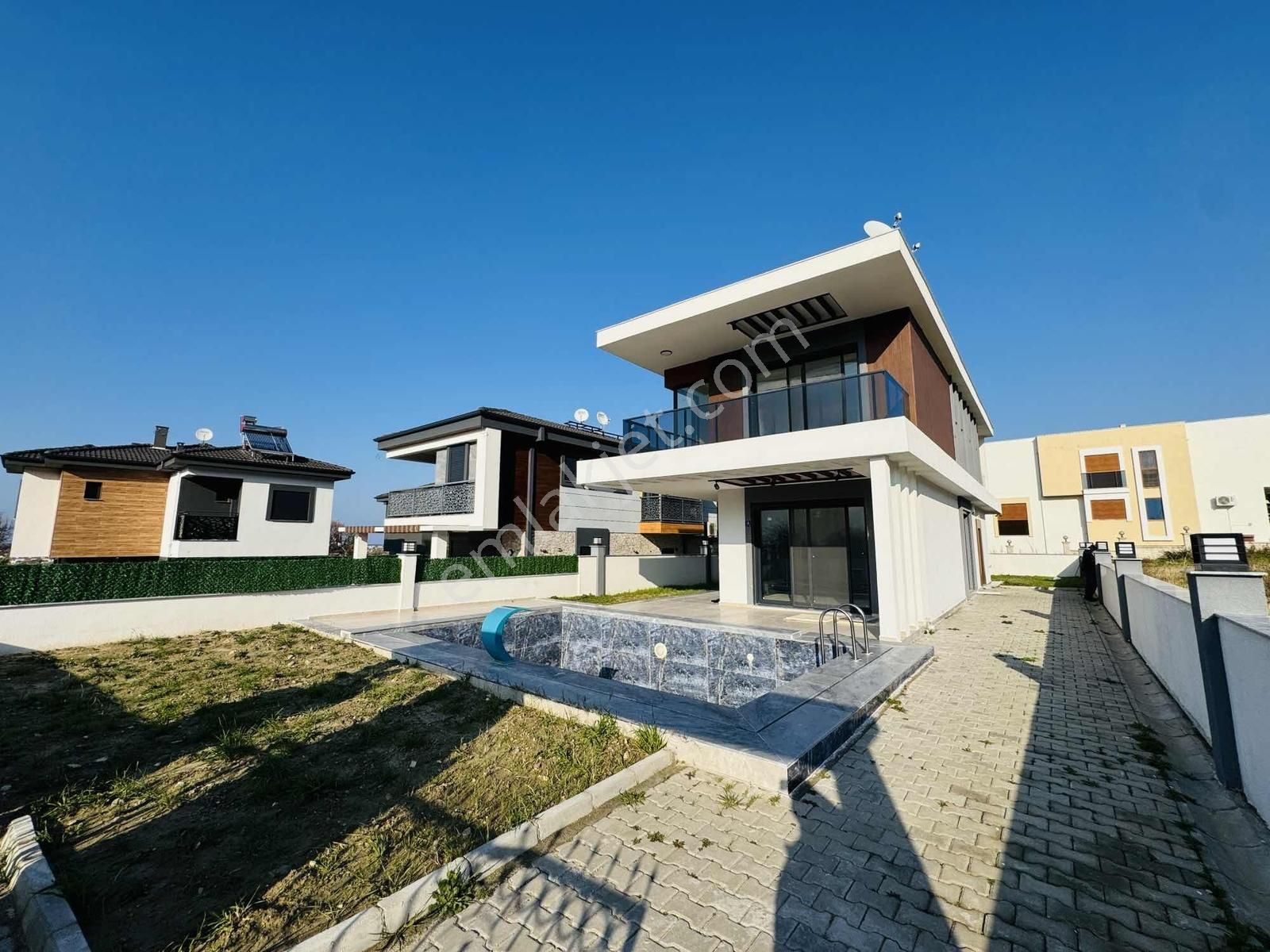 Güzelçamlı'da 380 M2 Arsa İçinde Siteden Bağımsız 4+1 Villa