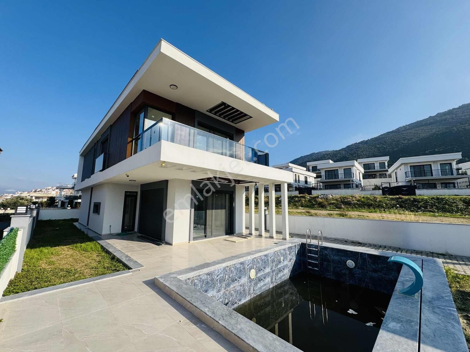 Güzelçamlı'da 380 M2 Arsa İçinde Siteden Bağımsız 4+1 Villa - Görsel 3