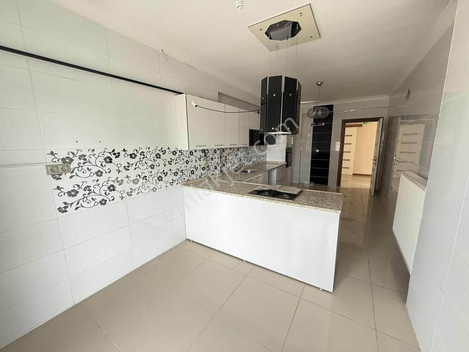 Güllübağ Emlak'tan Site İçinde Kiralık 4+1 - Görsel 16