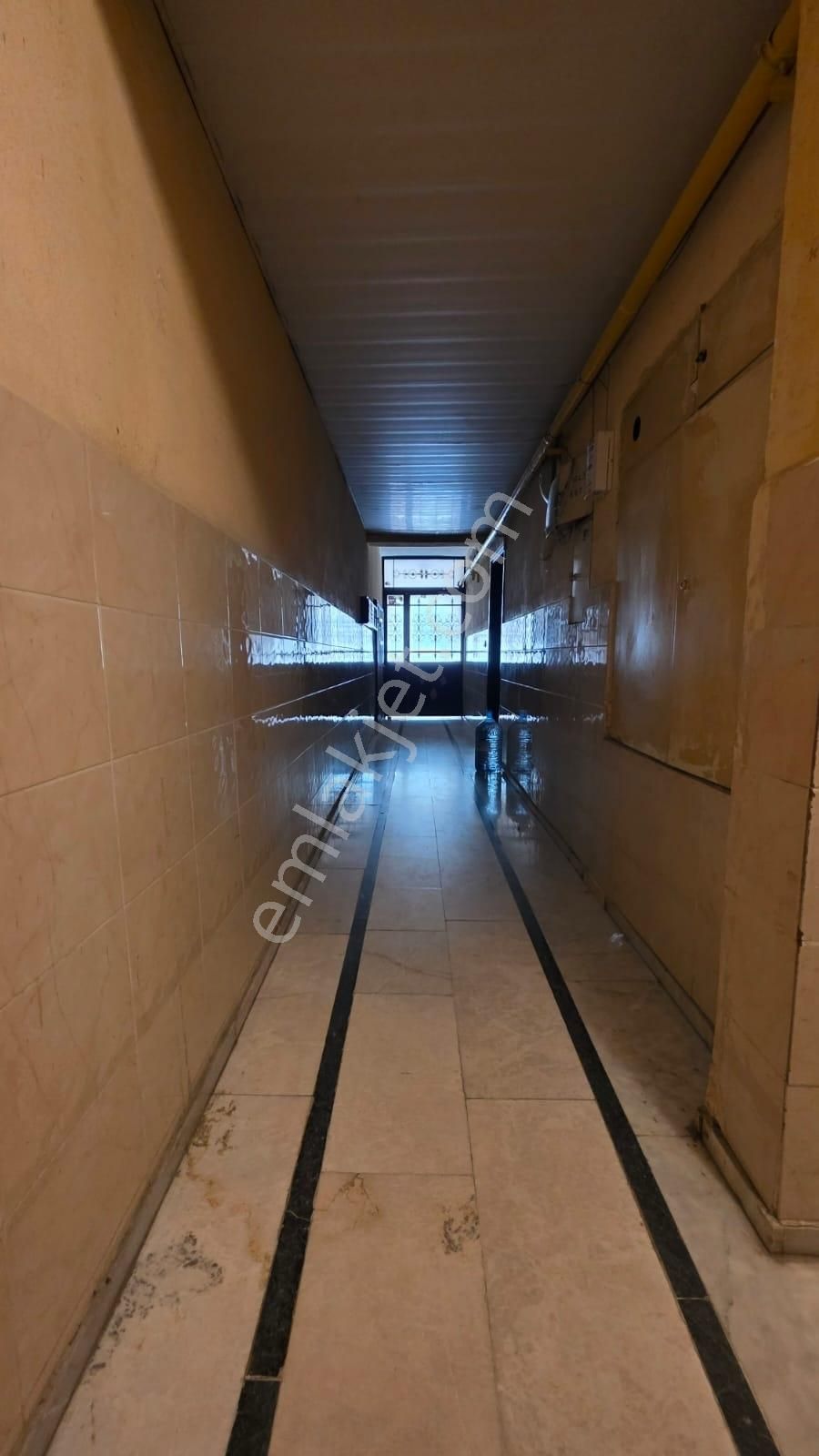 Gülyaka'da Cadde Üzeri Acil Satılık Yatırımlık 2+1 Daire - Görsel 18