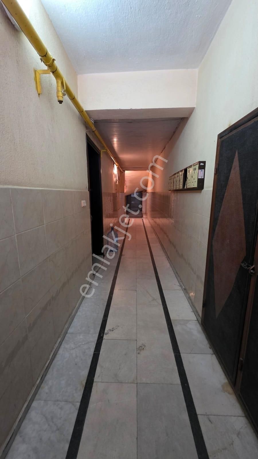 Gülyaka'da Cadde Üzeri Acil Satılık Yatırımlık 2+1 Daire - Görsel 16