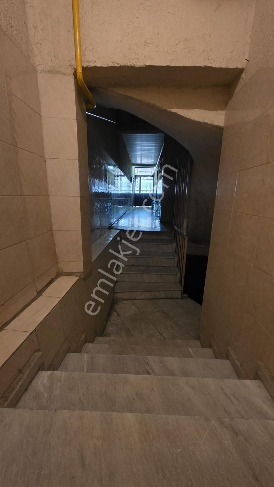 Gülyaka'da Cadde Üzeri Acil Satılık Yatırımlık 2+1 Daire - Görsel 10