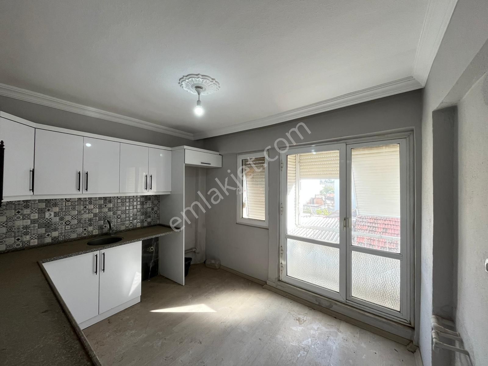 Aydoğdu Mahallesi Salıpazarı İçinde Masrafsız Yeni Tadilat Yapılmış 2+1 Arakat Daire - Görsel 3