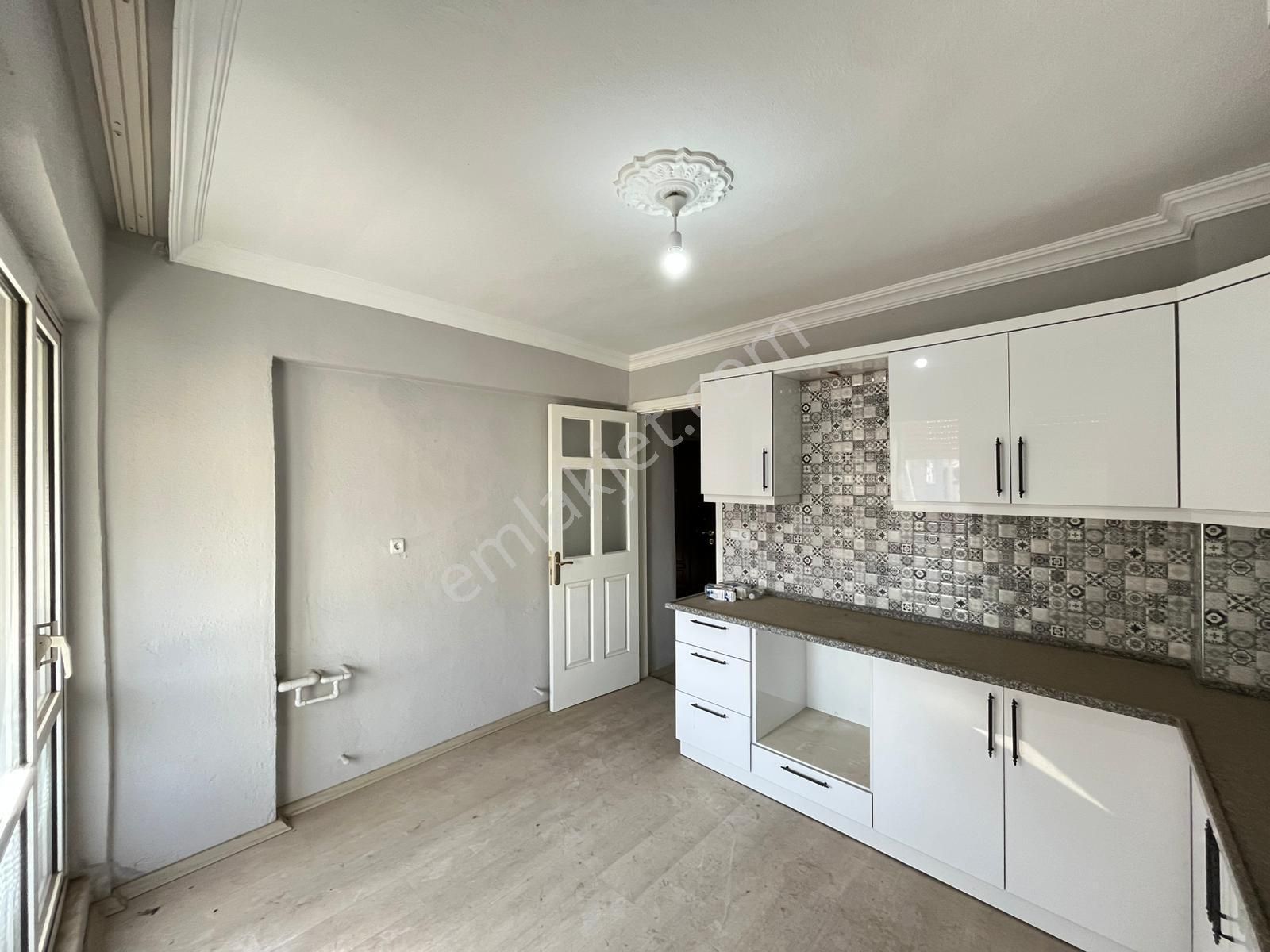 Aydoğdu Mahallesi Salıpazarı İçinde Masrafsız Yeni Tadilat Yapılmış 2+1 Arakat Daire - Görsel 4