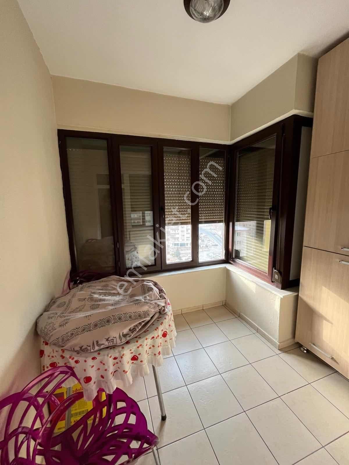 Tried - Uğurevler'de Ana Cadde Üzerinde Geniş 3+1 Lüks Daire - Görsel 3